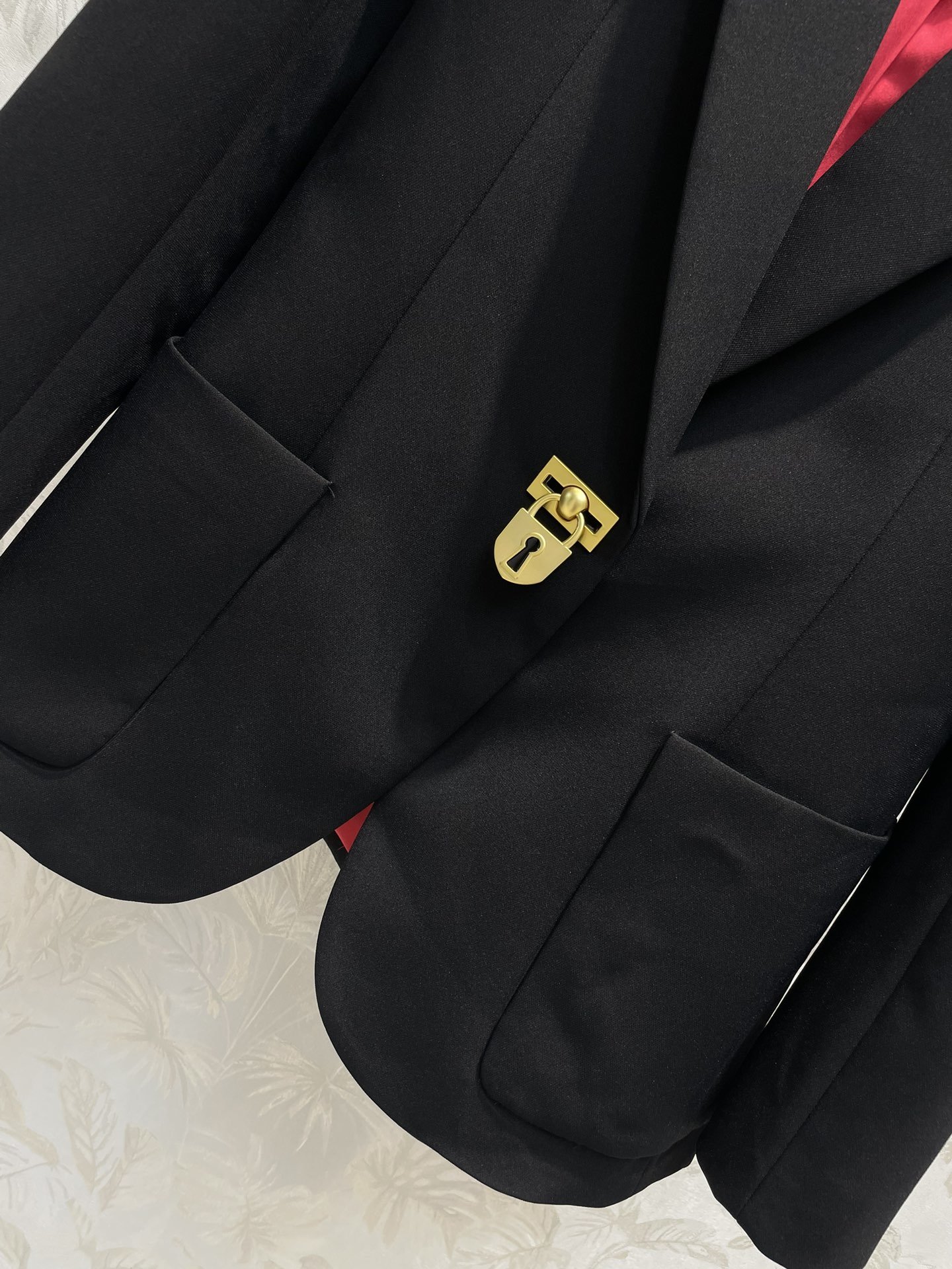 Schiaparelli23SS春夏新款金锁扣西装外套百搭大气充满时髦腔调感立体廓形的西装版型剪裁金锁扣