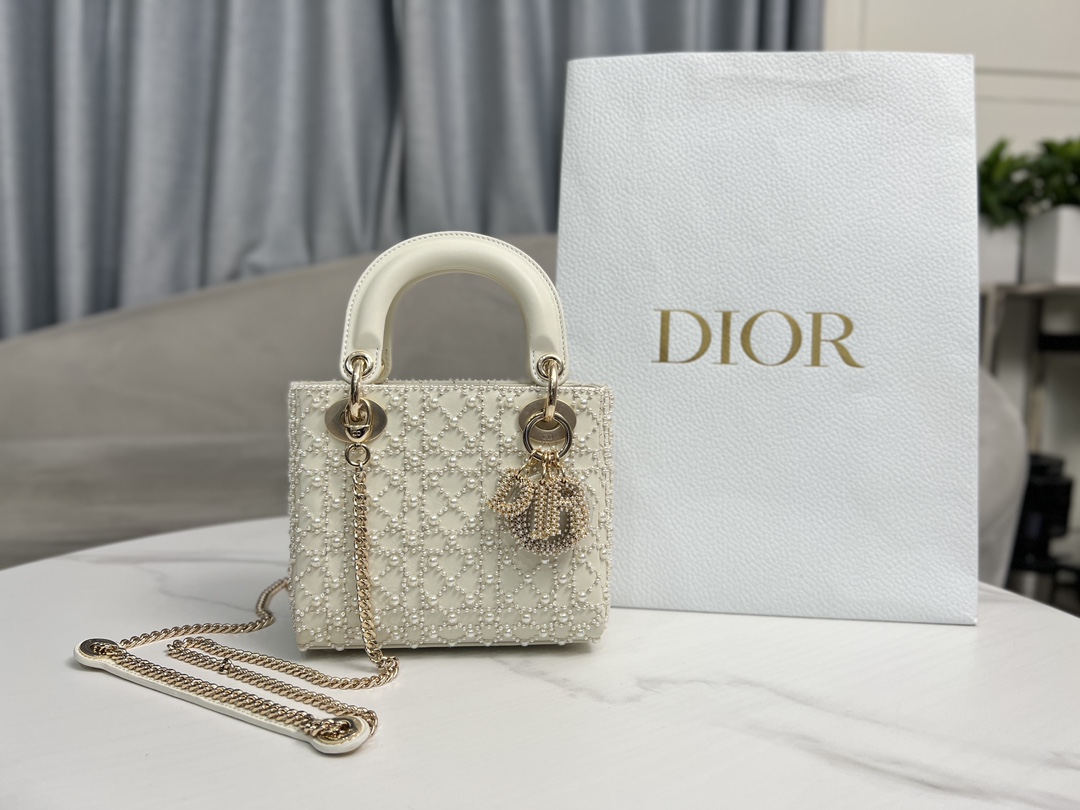 Dior Lady Di, or three-frame embroidered half pearl, with imported sheep tendon inside, the handbag embodies D,ior's profound insight into elegan