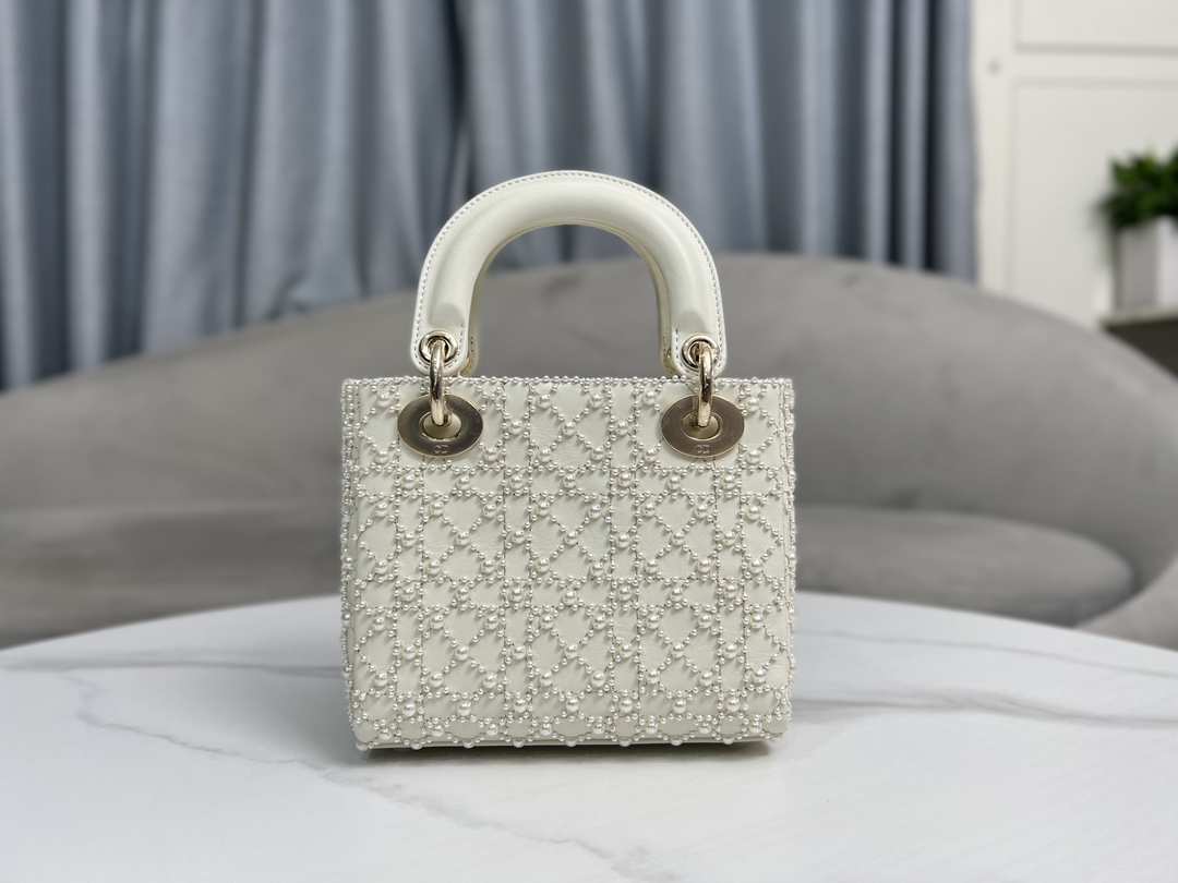 Dior Lady Di, or three-frame embroidered half pearl, with imported sheep tendon inside, the handbag embodies D,ior's profound insight into elegan