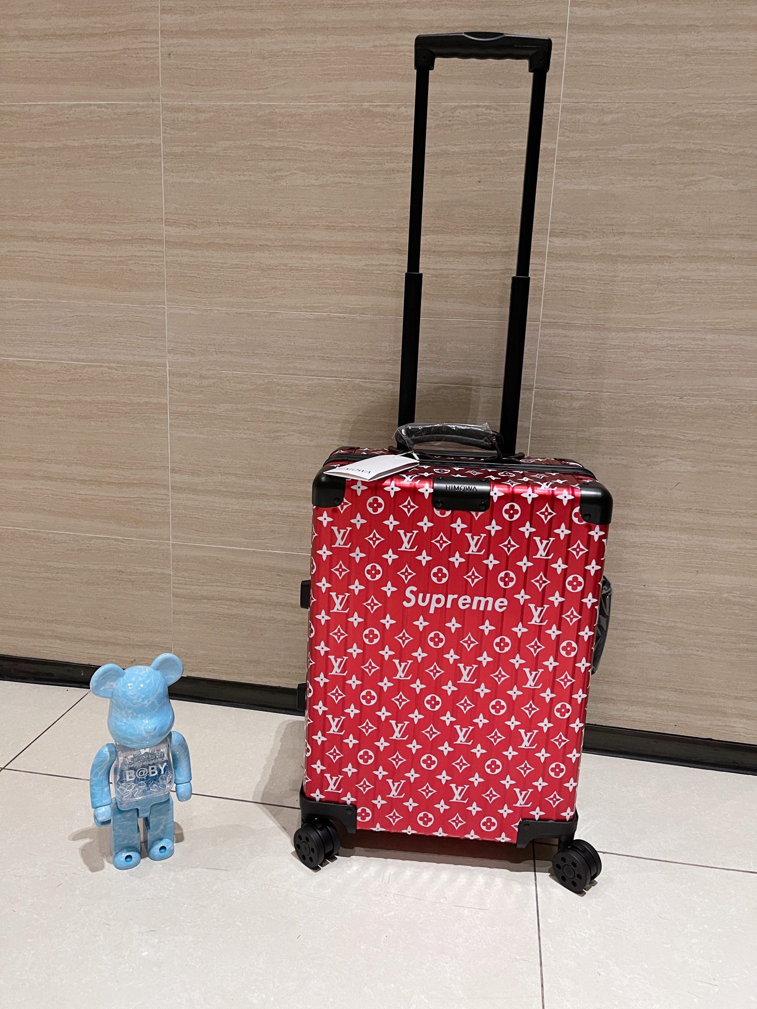 NO:269904,Rymowa Lv&rimowa co-branded aluminum alloy model, Lv spring and summer Paris launch conference was unveiled, and many donkey elements were incorporated, and they were also matched with original aluminum alloy trolley, international customs lock, German universal wheel, all aluminum box, with genuine hang tags, hardware buckles and linings. Order free protective cover/lifetime warranty/size 20/26 inches. Color gold, silver/black, louis vuitton, louis vuitton, louis vuitton19860909日默瓦Lv&rimowa联名铝合金款, Lv春夏巴黎发布会亮相,融入很多驴家元素,同样搭配原有铝合金拉杆,国际海关锁,德国万向轮,全铝制箱体,配合正品吊牌,五金扣.里布. 下单赠送保护套/终身保修/ 尺寸20/26寸 颜色金色,银色/黑色,,louis vuitton,louis vuitton,louis vuitton,luggage