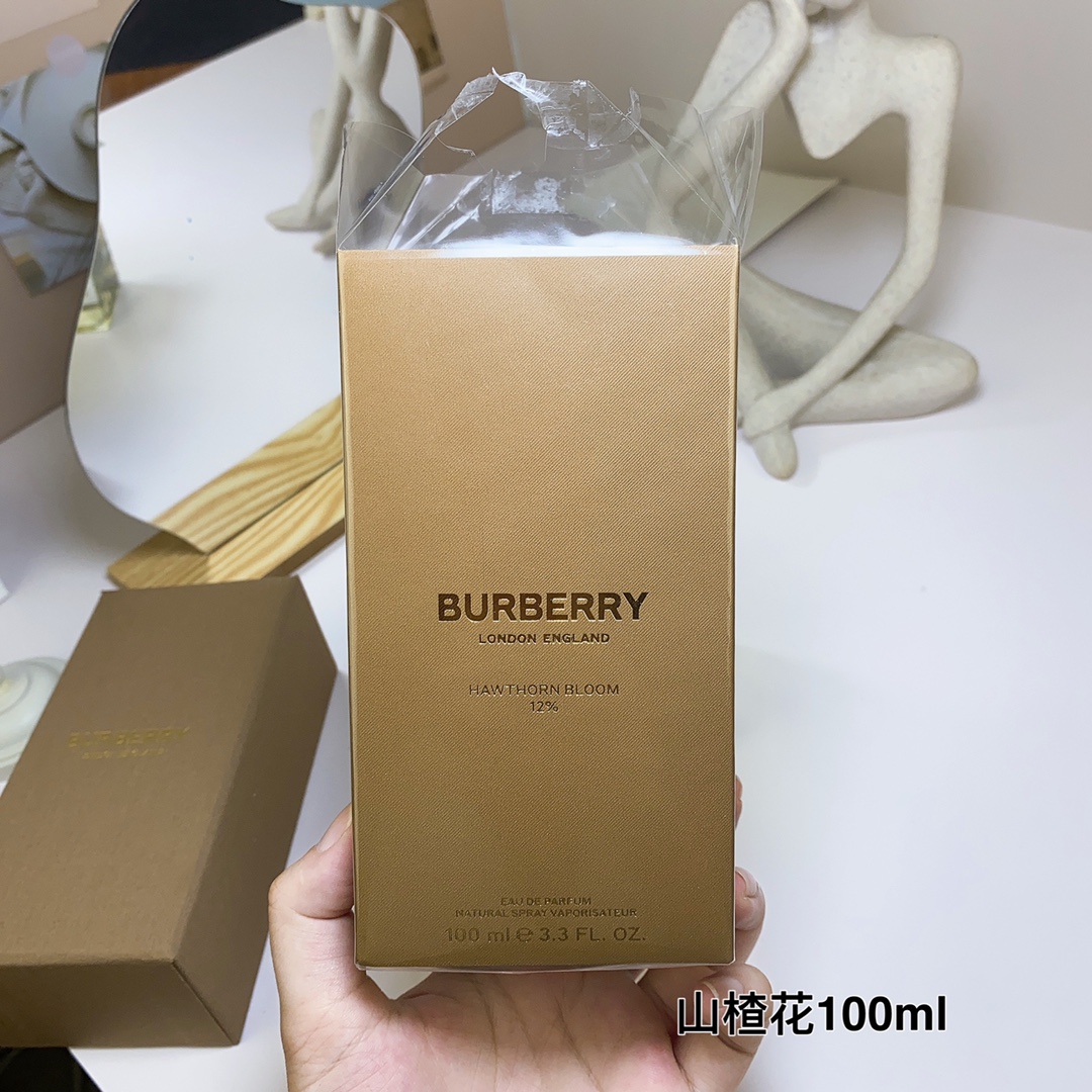 105包邮💰💰💰BUEBERRY/博柏利巴宝莉 高定系列山楂树花香水100ml

山楂花
INPUT TITLE
带着脂粉的鸢尾混合着清冷的皂感白花，给人一种非常大气
的感觉。温柔的花香透露些青绿的味道，香味给人温柔细腻
又带着些捉摸不透的文艺味道，这是属于少女的灵动香气。