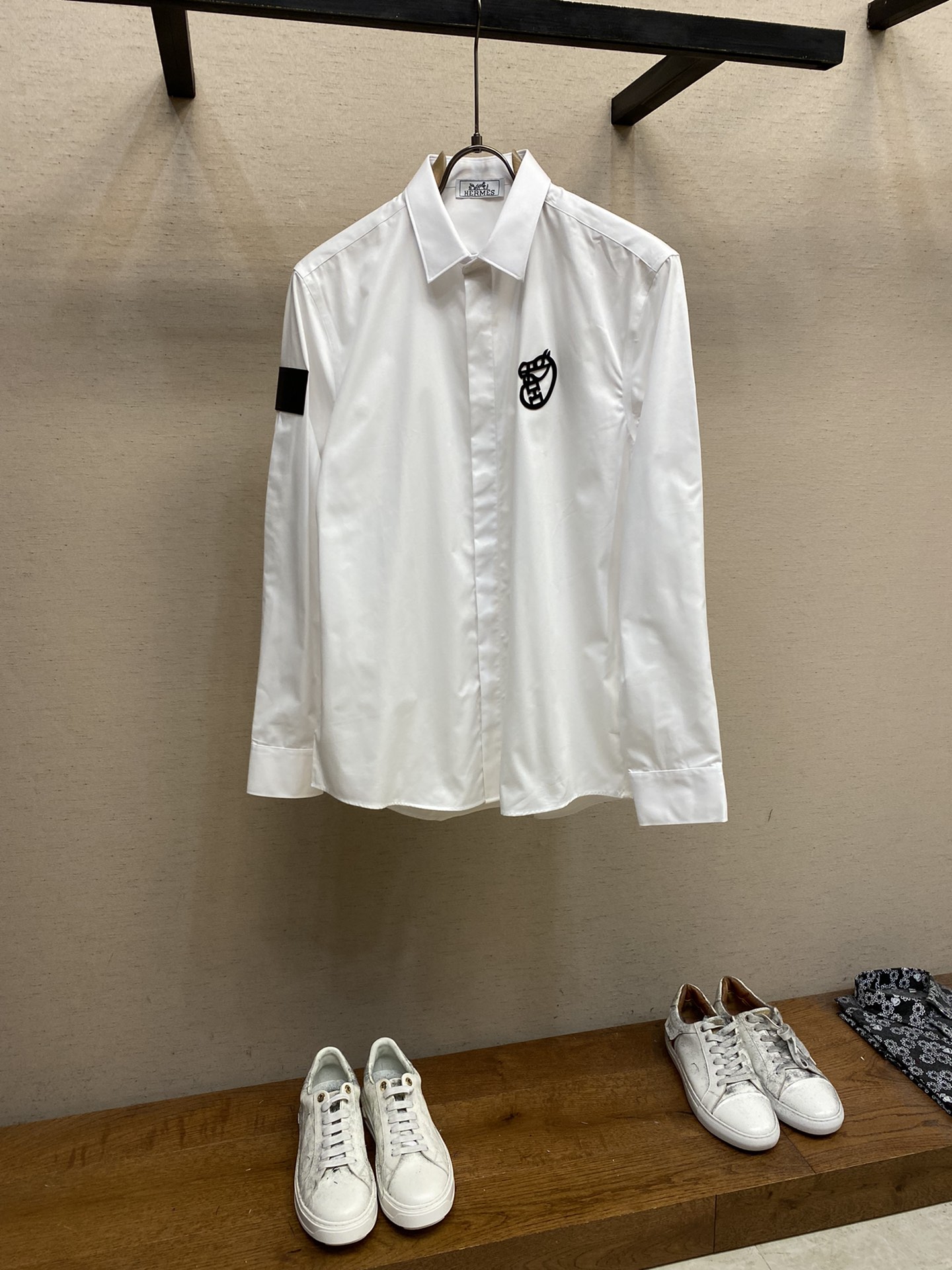 NO:951856,Hermes, fashionable and simple long-sleeved shirt, this lightweight cotton shirt is made of 100% cotton fabric, classic and simple design, refreshing tone, super super super color, the most worth buying item this season, simple and elegant small design, fashionable must-have, super easy to control!  An indispensable style with simple design, three-dimensional tailoring, moderate length to beautify the proportions of the upper body, and a very modern and versatile shape!  !  !  !  !  !  !  !  Size S-2xl Color white, hermes, shirts,19860909Hermes、时尚简约长袖衬衫,本款轻盈棉质衬衣采用全棉质地面料,经典简约设计搭配,清爽色调,颜色超超超超级赞,这一季最值得入手的单品,简约大气又精致的小设计,时髦精必入,超好驾驭！ 简约设计款不可或缺款式,立体剪裁,适中长度修饰美化上身比例,造型上极具现代百搭可塑性！！！！！！！！ 尺码S-2xl 颜色白色,,hermes,shirts,,Men's clothing