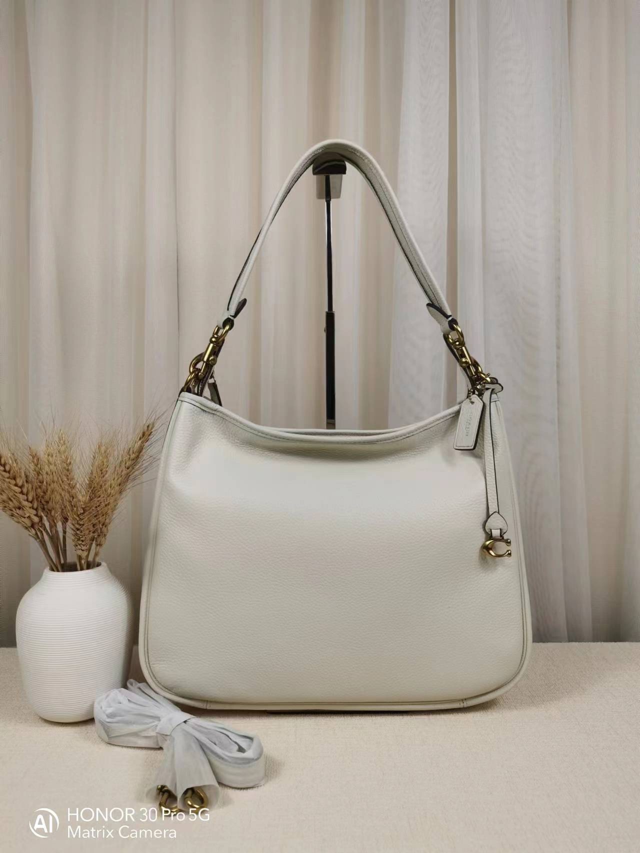 Official website new COACH CC435, finely crafted with top layer cowhide. COACH CARY ladies' single-shoulder bag, versatile for crossbody wear. Size 33*5*27.5*13, large capacity in brown/black/white colors. In stock. image 1