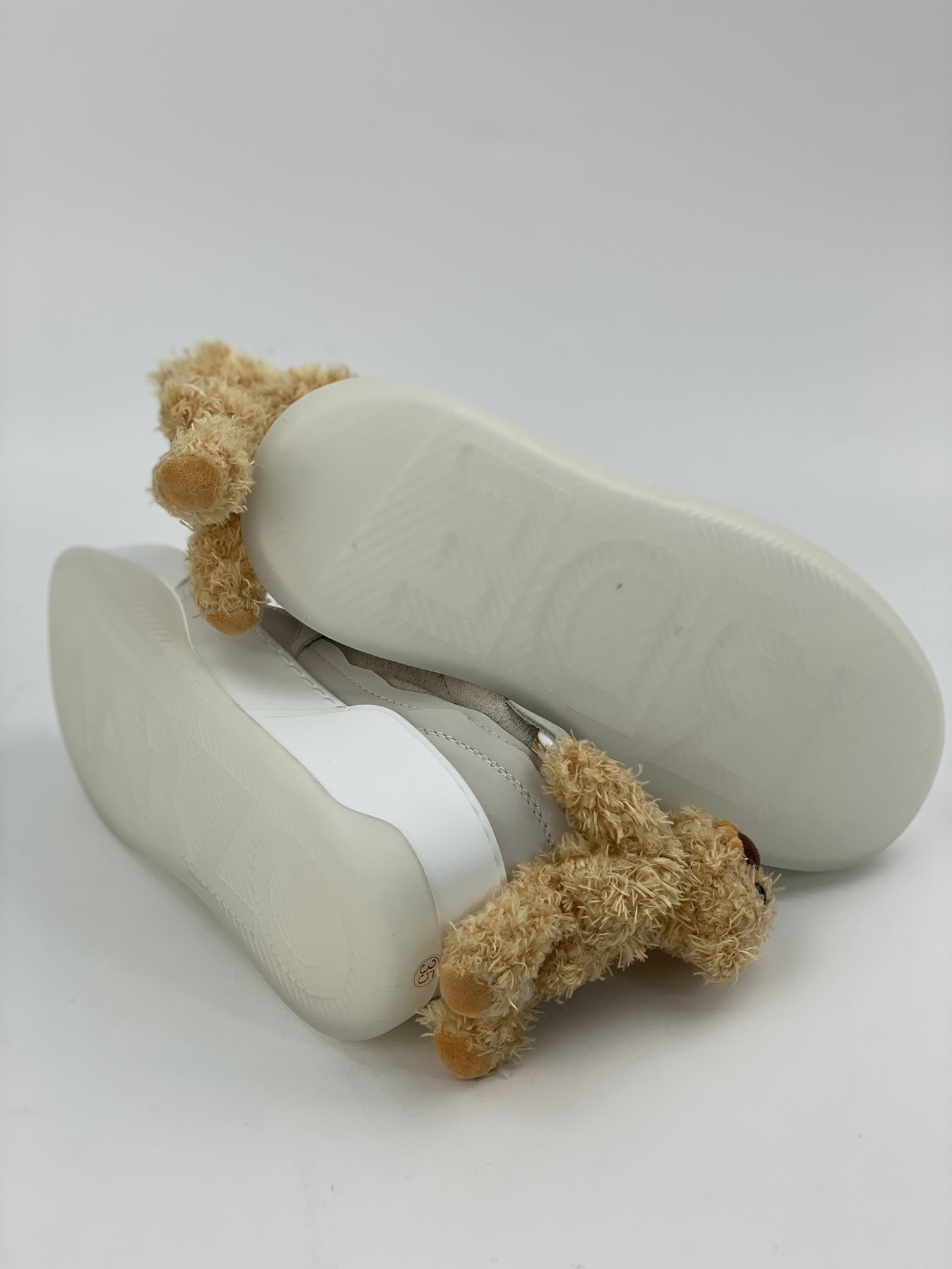 The detachable three-dimensional bear on the back of MAEZO’s bear bread shoes is its most conspicuous symbol.