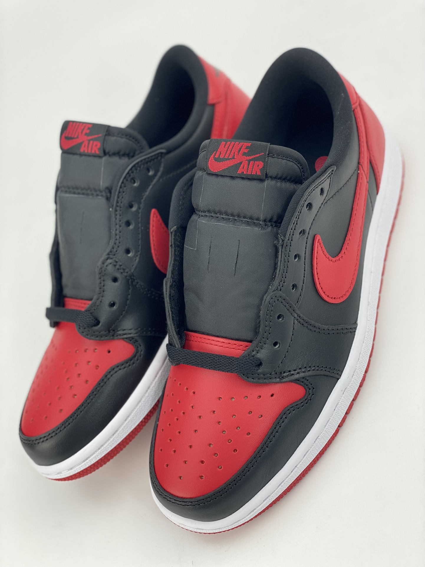 Air Jordan 1 Low OG ”Bred” Black and Red Forbidden Wear Pure Original Series 705329-001