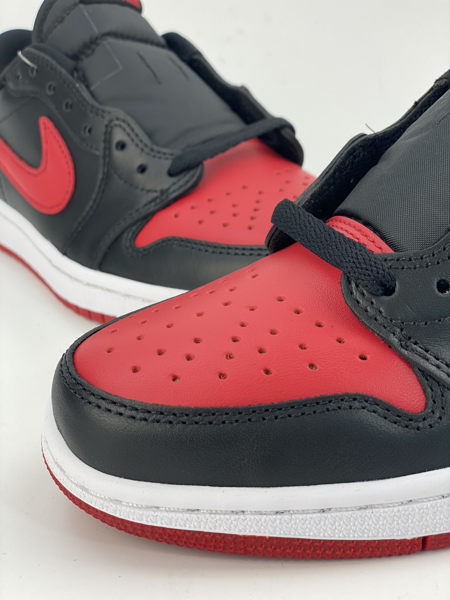 Air Jordan 1 Low OG ”Bred” Black and Red Forbidden Wear Pure Original Series 705329-001