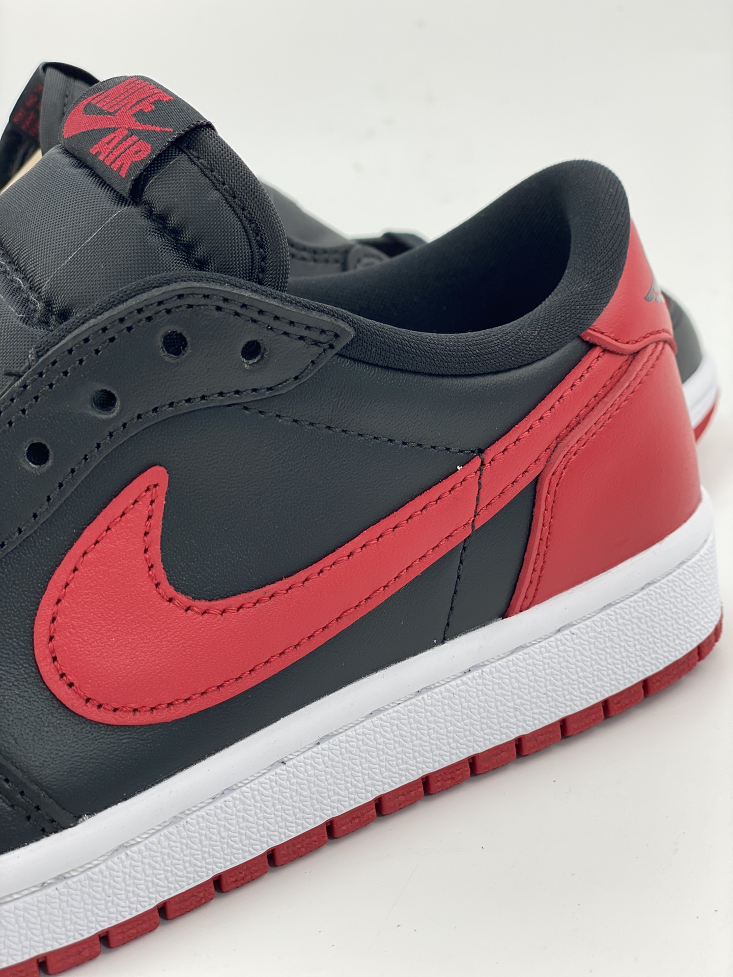 Air Jordan 1 Low OG ”Bred” Black and Red Forbidden Wear Pure Original Series 705329-001