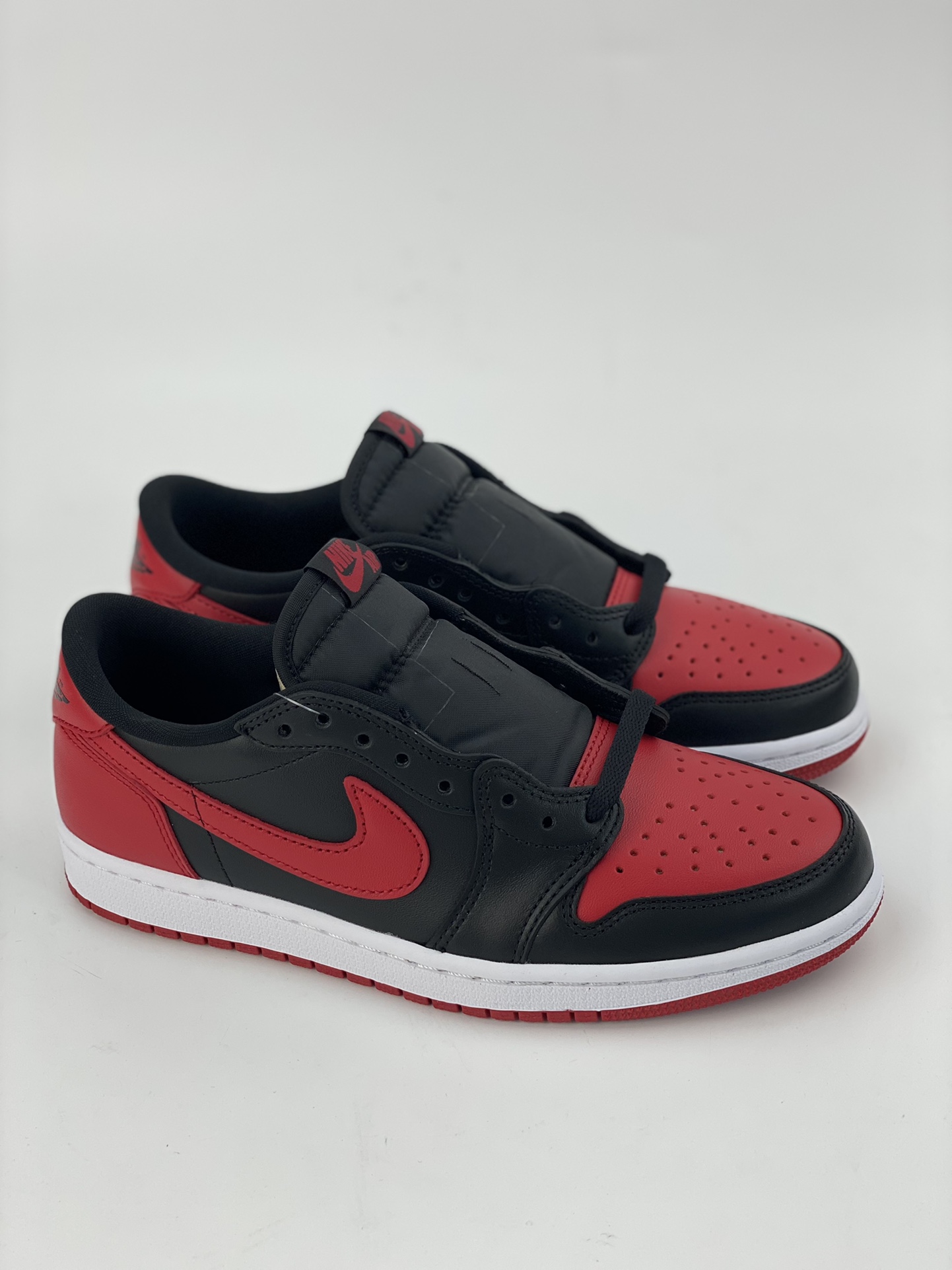 Air Jordan 1 Low OG ”Bred” Black and Red Forbidden Wear Pure Original Series 705329-001