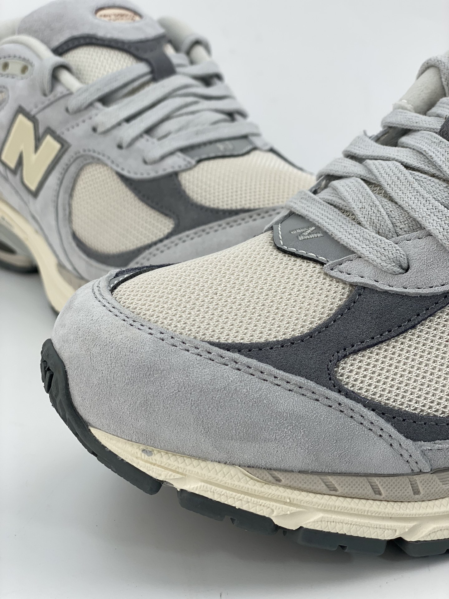 260 New Balance Refined Future 经典浅米灰 2002系列  M2002RLN