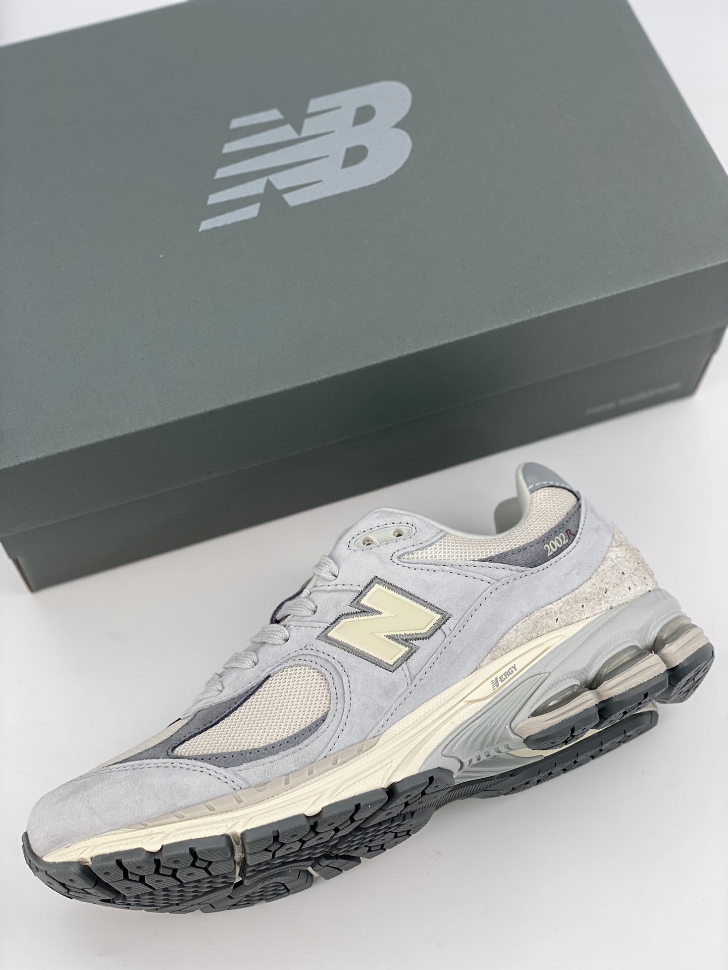 260 New Balance Refined Future 经典浅米灰 2002系列  M2002RLN