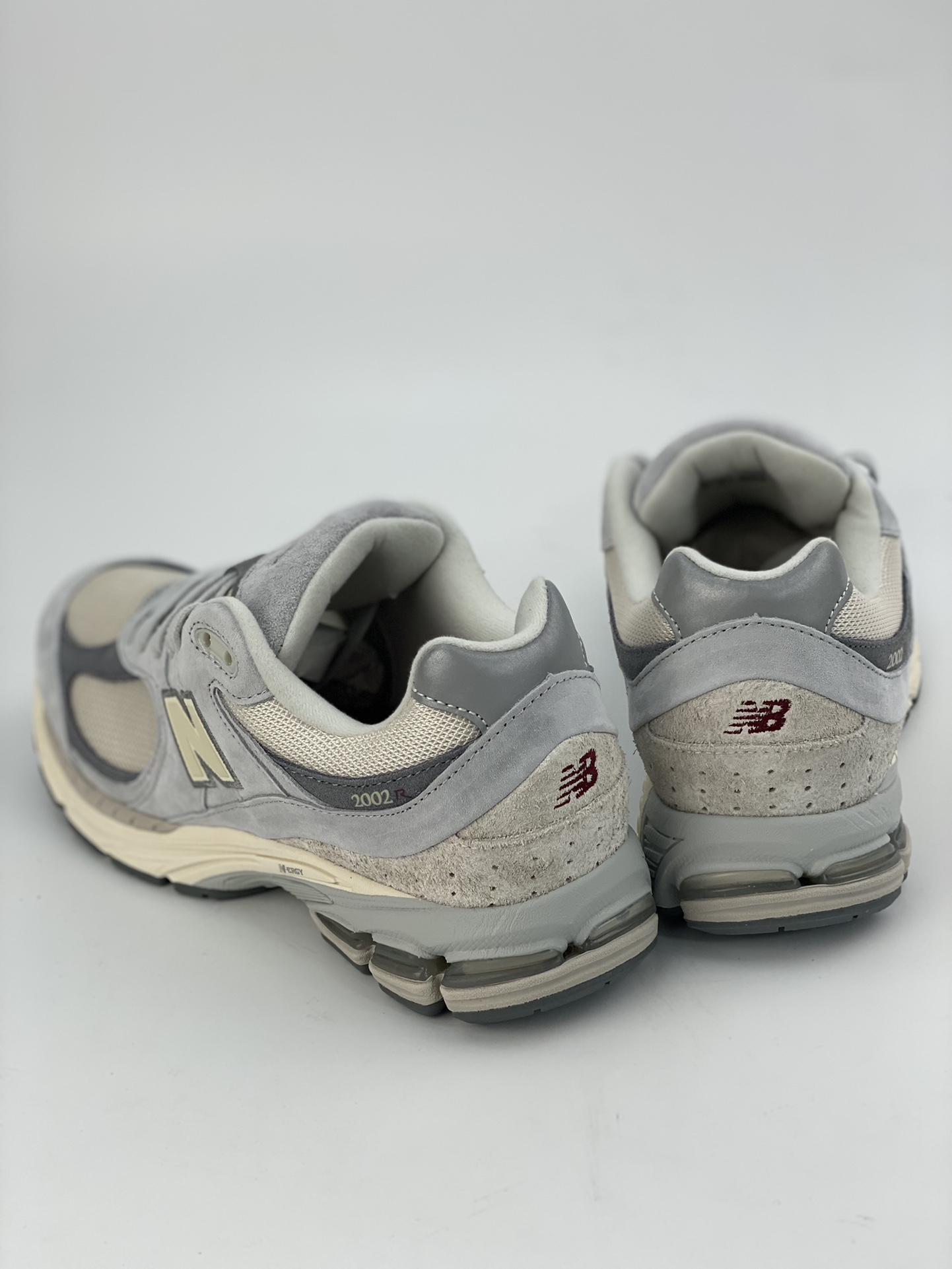 260 New Balance Refined Future 经典浅米灰 2002系列  M2002RLN