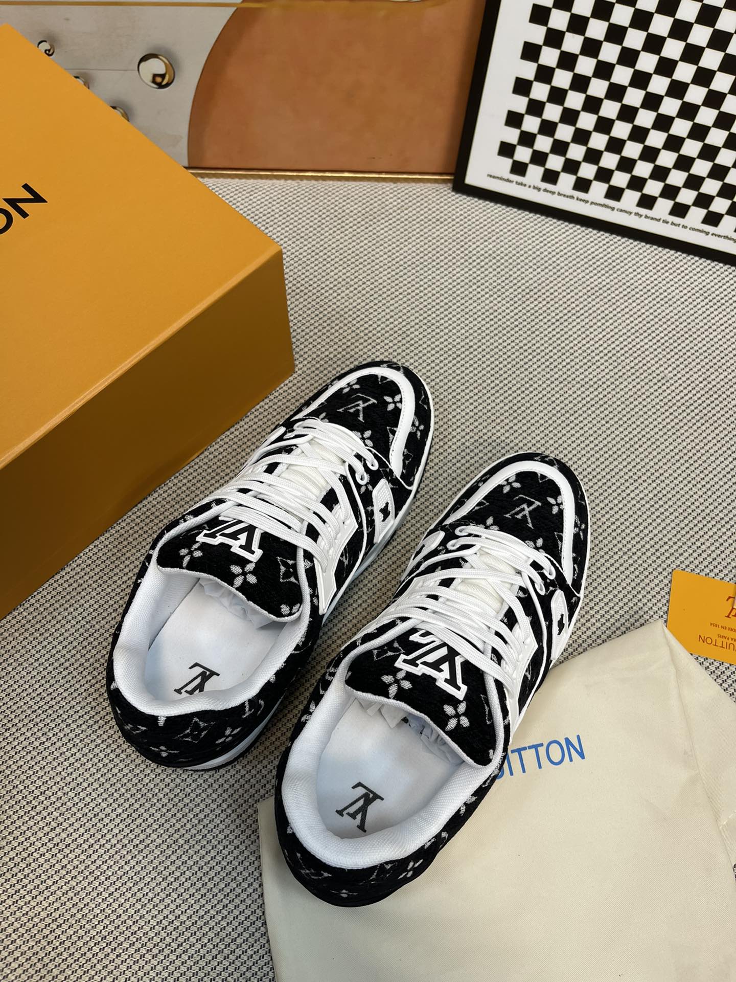 P380
LV-Trainer路易-威登 PK市场一切版本 情侣款
走秀新款 篮球板鞋 代购品质
原版1：1开发复刻！！上脚非常舒适 做工精细
鞋面由意大利进口小牛皮拼接，侧边饰有品牌LOGO标志及签名，进口了透气网布内里，脚感超舒适。原厂特供原版双色TPU吸模大底。套包工艺 固特异缝合锁边
size：女款35-40 
          男款39-44标准码（38 45 46 47➕30定做不退