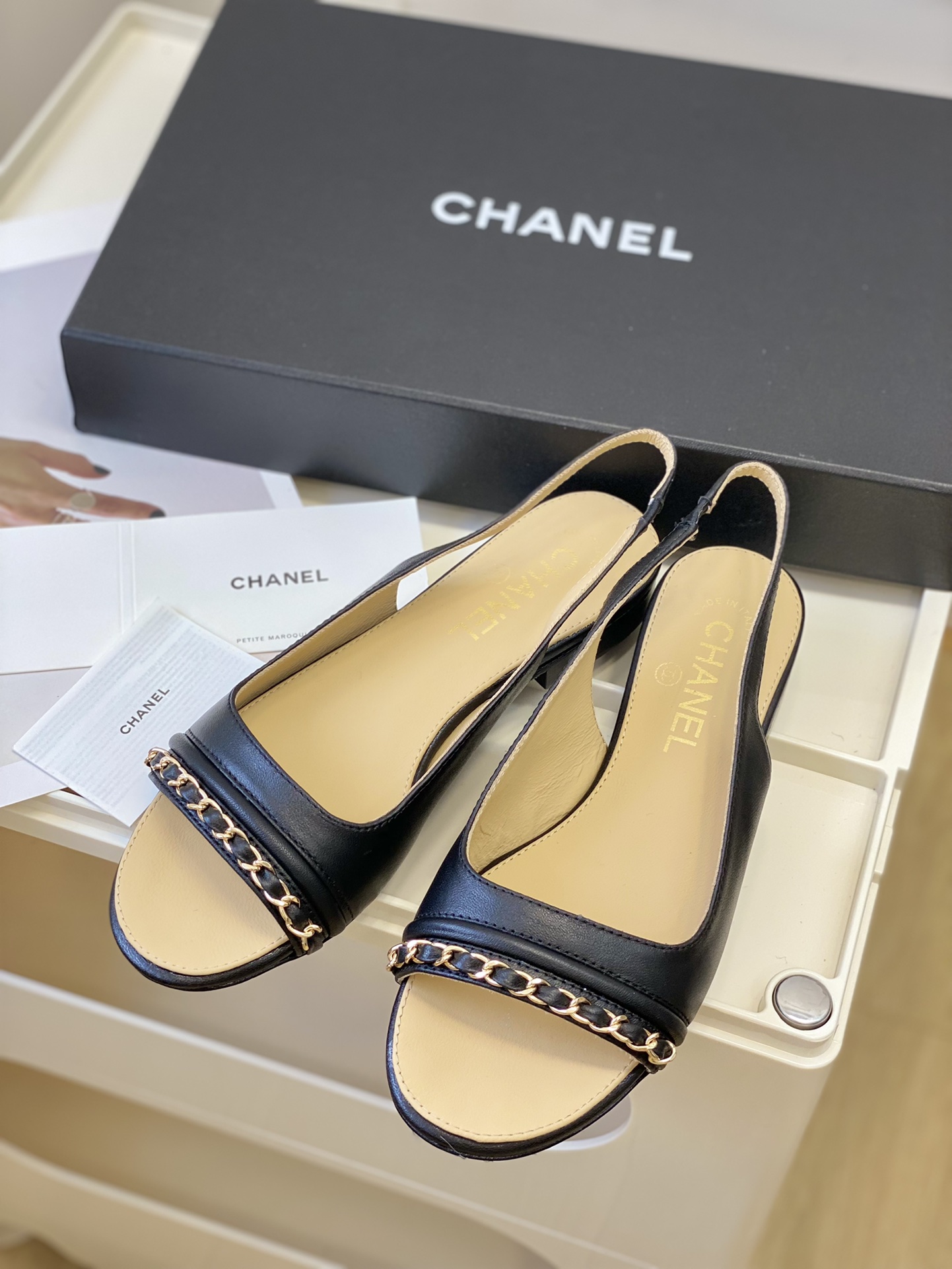 Chanel23新款链条鱼嘴凉鞋！鞋