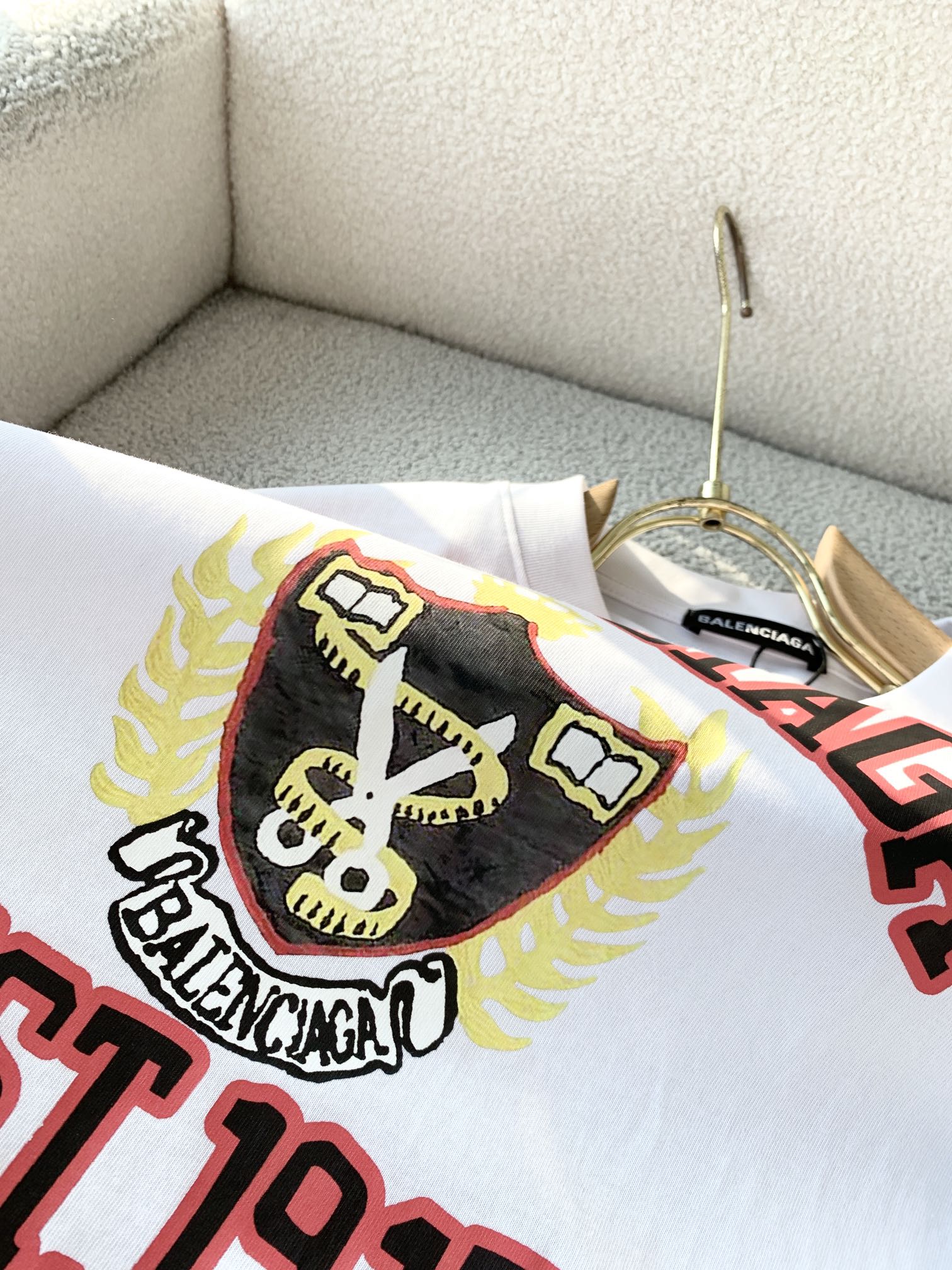  💰P90💥 巴黎世家 春夏男女同款👫情侣款最新的贸易订单短袖T恤，全品相！！网红款！采用logo图案压胶设计！上身舒适透气，不僵硬，整体有着丰富的立体感，品质出口订单，定制专属纯棉面料剪裁，满足通勤人们对于着装的简约需求，上身效果很好，显瘦，不挑剔身材.面料做工....无可挑剔，好工艺好面料才能穿出好品味一款，人手必备单品！尺码：M-3XL