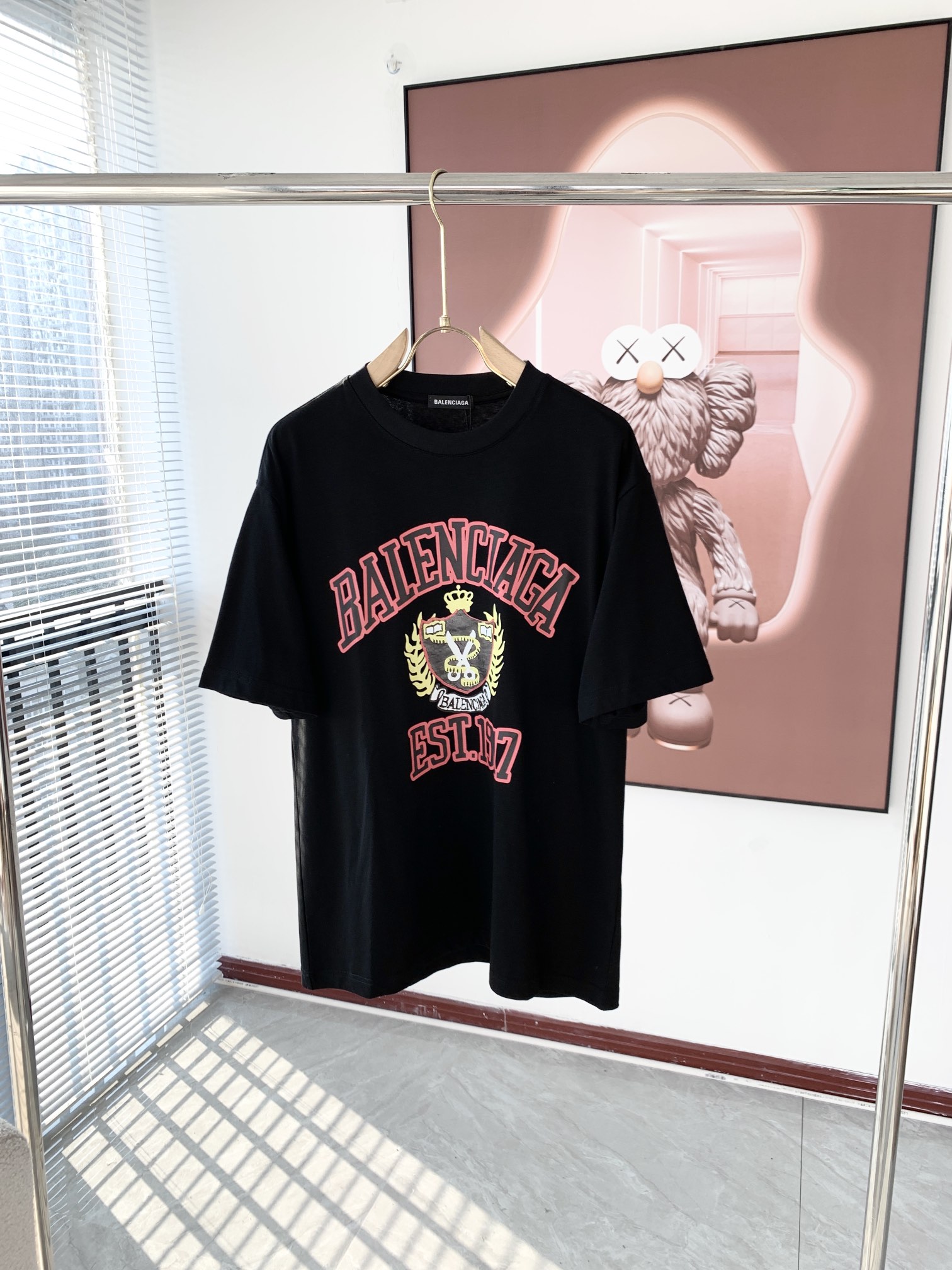  💰P90💥 巴黎世家 春夏男女同款👫情侣款最新的贸易订单短袖T恤，全品相！！网红款！采用logo图案压胶设计！上身舒适透气，不僵硬，整体有着丰富的立体感，品质出口订单，定制专属纯棉面料剪裁，满足通勤人们对于着装的简约需求，上身效果很好，显瘦，不挑剔身材.面料做工....无可挑剔，好工艺好面料才能穿出好品味一款，人手必备单品！尺码：M-3XL