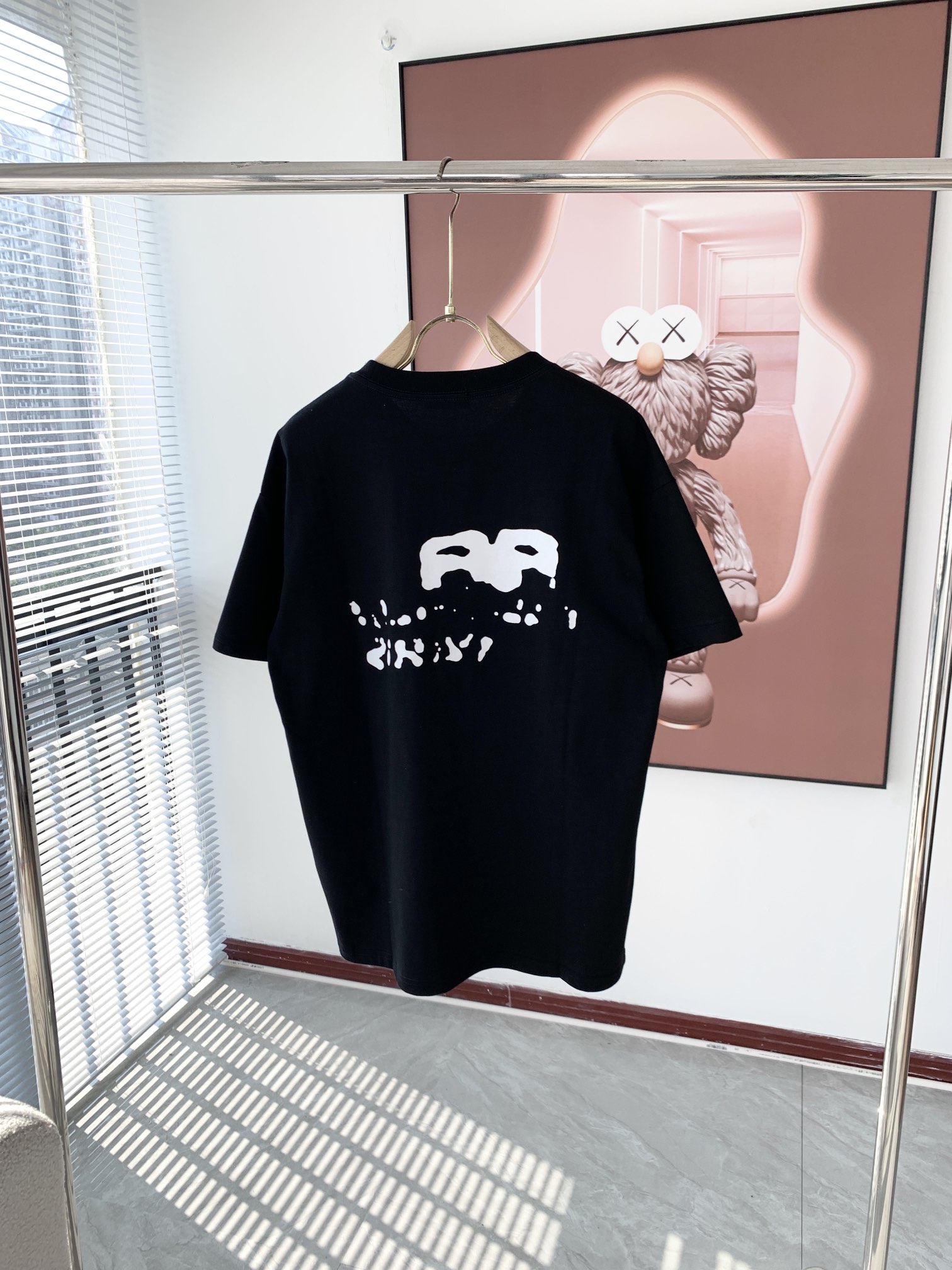  💰P90💥 巴黎世家 春夏男女同款👫情侣款最新的贸易订单短袖T恤，全品相！！网红款！采用logo图案压胶设计！上身舒适透气，不僵硬，整体有着丰富的立体感，品质出口订单，定制专属纯棉面料剪裁，满足通勤人们对于着装的简约需求，上身效果很好，显瘦，不挑剔身材.面料做工....无可挑剔，好工艺好面料才能穿出好品味一款，人手必备单品！尺码：M-3XL