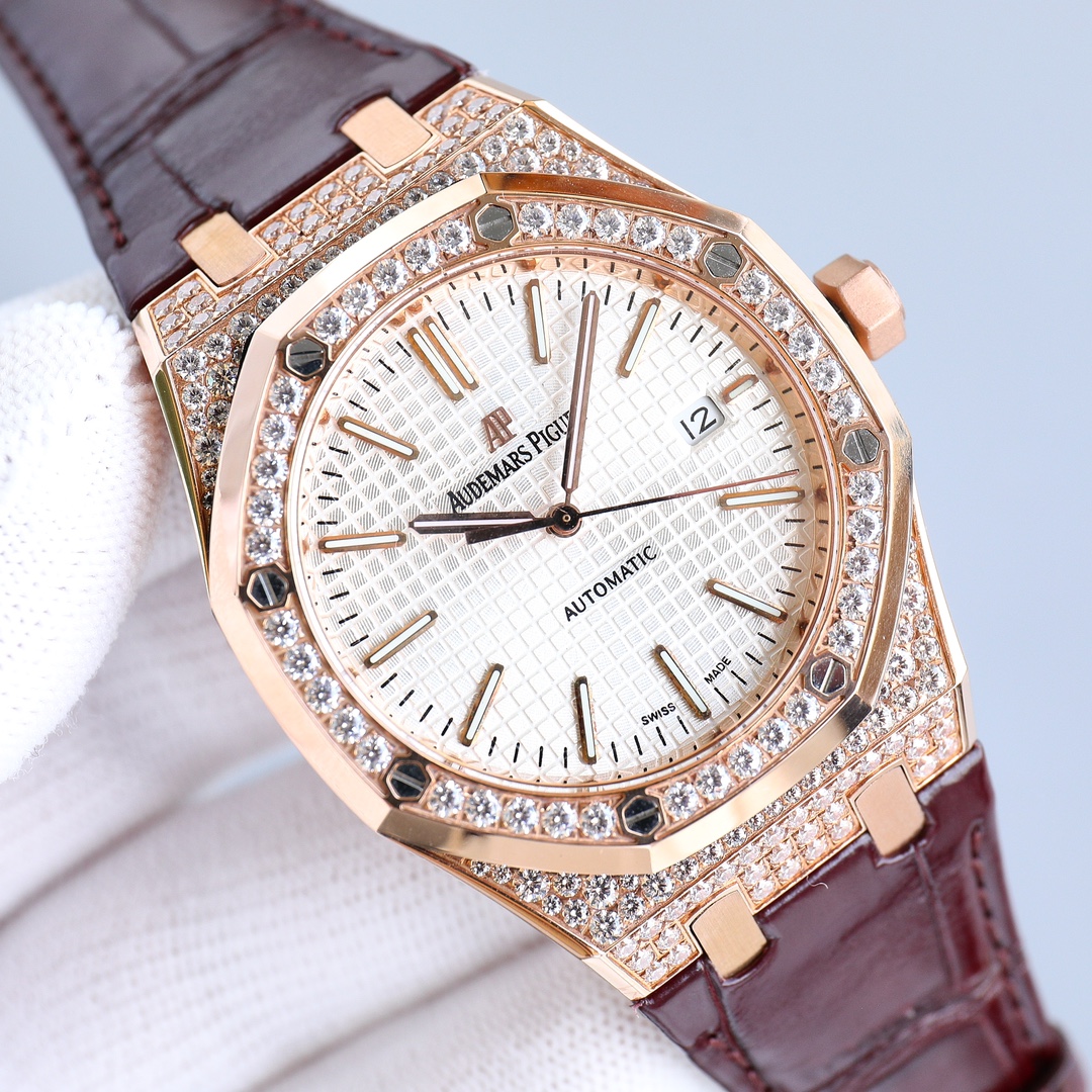 NO:143517,White Shell Rose Diamond (full diamond is literally expensive) Player's top replica Audemars Piguet Royal Oak Series 15510OR.OO.D002CR.02: Watch. Automatic winding watch paired with (crocodile leather) strap, a microcosm of the best identity and wealth of men!  1 The case is pavéed with Swarovski rhinestones, dazzling and charming!  2. The strap material is hand-sewn in America (crocodile leather). The four colors of black, brown, blue and gray are optional. An imported rubber belt is also given. 3. The mirror is anti-glare sapphire crystal glass mirror, and the back is transparent. 4. The power reserve of the mechanical device is equipped with the Cal.3120 fully automatic movement. (The basic module is derived from the original Japanese 9015 movement) 5. The buckle AP word is diamond-set folding buckle. 6. Size 41×11 mm 7. The screw-in crown is 8. The waterproof depth is 50 meters. The first choice for watch enthusiasts and players to detoxify!  Detailed polished and extremely real version. Small quantity is available in stock!  , swarovski,audemars,crocodile skin19860909白壳 玫钻（满钻字面贵） 玩家顶级复刻Audemars Piguet爱彼皇家橡树系列15510OR.OO.D002CR.02:腕表.自动上链腕表搭配（鳄鱼皮）表带,男士身份与财富最好的缩影！ 1表壳密镶施华洛世奇水钻,璀璨夺目,魅力绽放！ 2表带材质手工缝制美洲（鳄鱼皮）.黑棕蓝灰四色可选配.另送进口橡胶带一条. 3表镜反炫光处理的蓝宝石水晶玻璃镜面,背透蓝宝石玻璃. 4机械装置动力储存搭载Cal.3120全自动机芯.（基础模组源自日本原装9015机芯） 5表扣 AP字样镶钻折叠表扣. 6尺寸 41×11 mm 7表冠旋入式表冠. 8防水深度50米. 手表爱好者与玩家解毒首选！细节精致打磨、极致乱真版本.小量现货供应！,,swarovski,audemars,crocodile skin,Watch