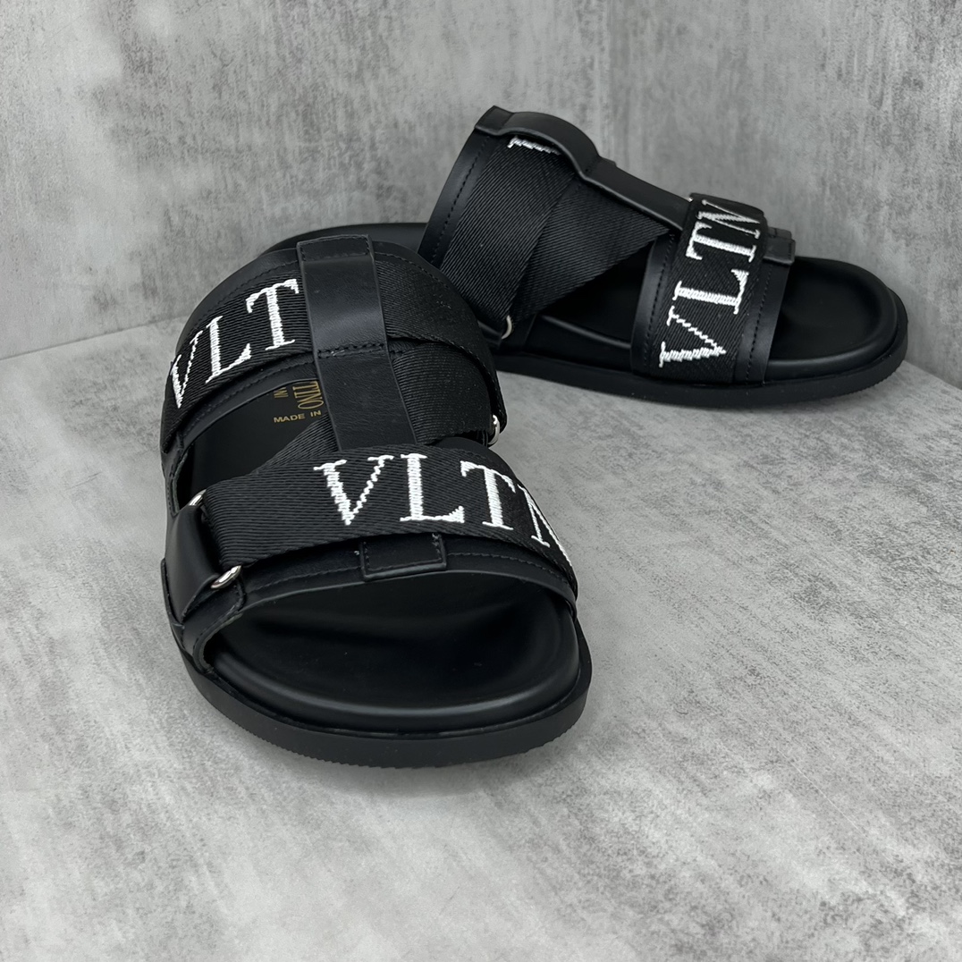 Valentino 新款上架 VALENTINO 华伦天奴 代购男士春夏拖鞋 同步 鞋面意大利进口牛皮面料