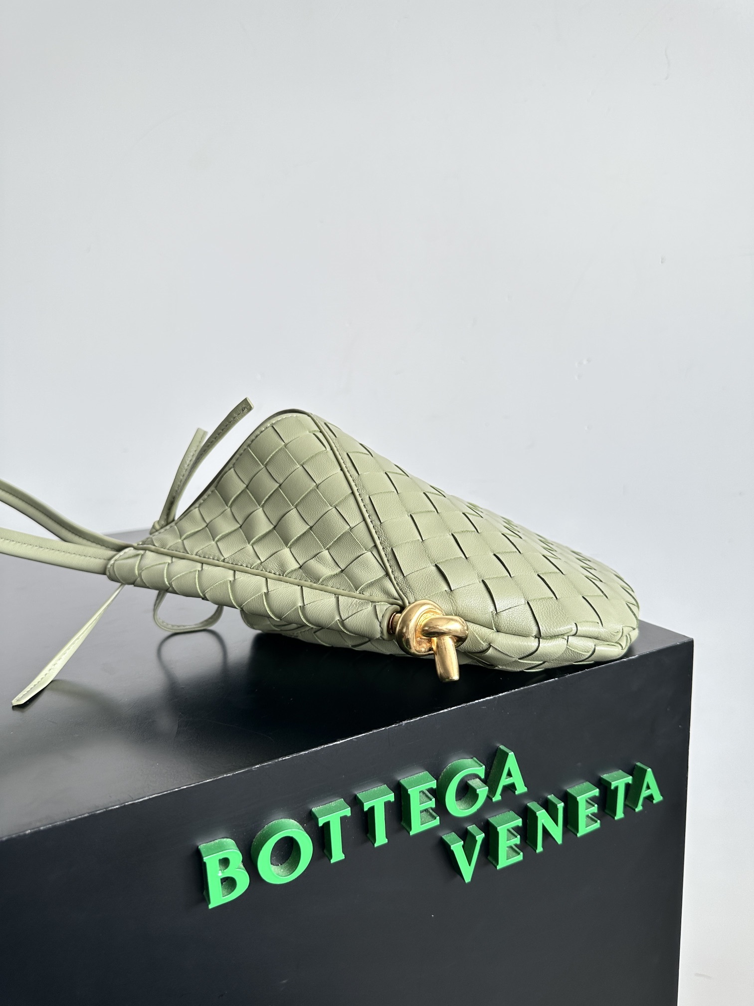 BottegaVeneta葆蝶家杨幂同款SolsticeShoulderBa最新的一款包型內里还配一个小