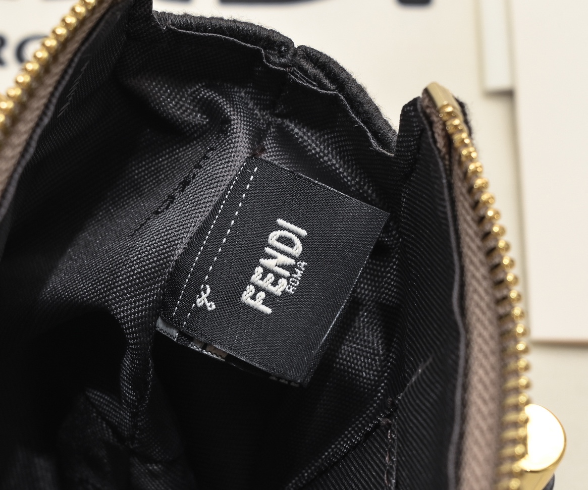 型号4401FENDI by the way 波士顿手提袋〰️意大利小🐂皮制作，简约风烫印字母图案，搭配