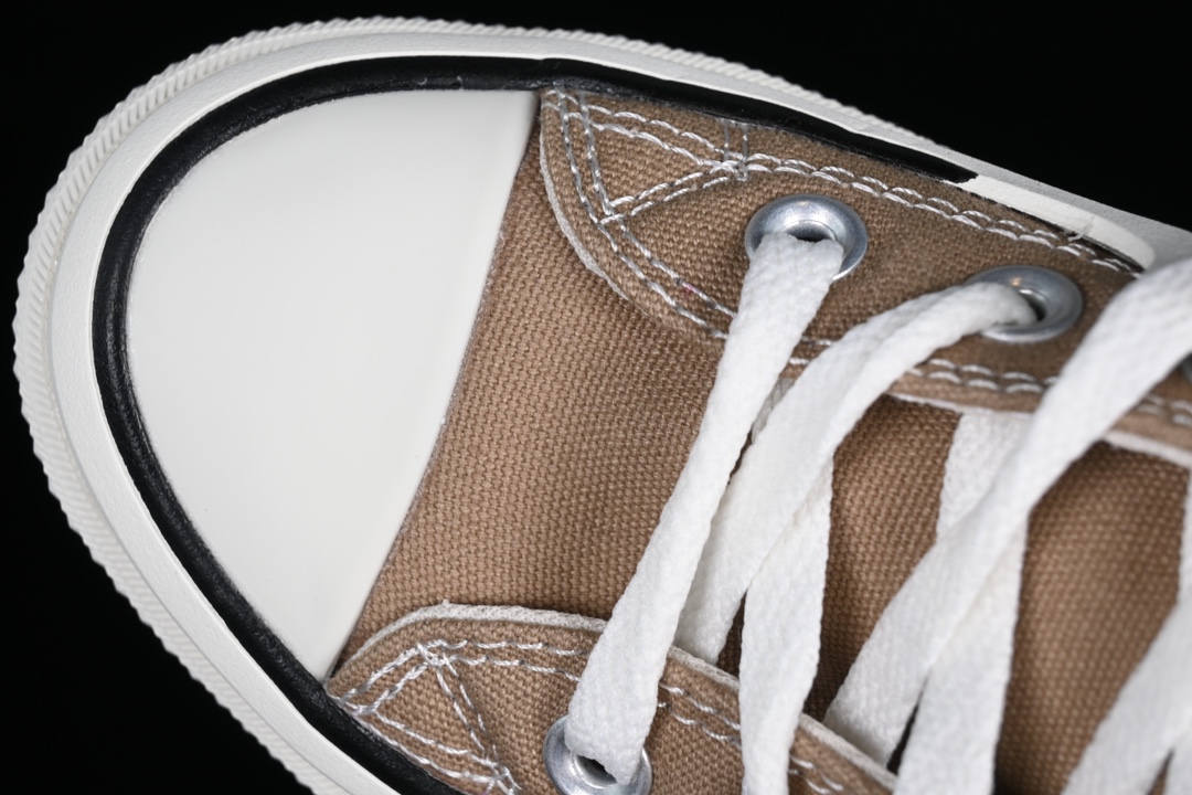💰160纯原
Converse All Star Construct 硬壳 匡威官方 防滑耐磨休闲运动鞋 A03876C
#鞋身整体以经典的灰色1970s为原型,Construct系列采用了复古篮球鞋的EVA中底,厚度增高了2cm左右。前掌部分的“盔甲”包边从中底上翻至第三个鞋带孔,极具解构风格。内里部分也进行了加厚处理,触感像是一层海绵,提供更加舒适的脚感的同时,也更适合春季穿着。鞋垫采用了OrthoLite 鞋垫,带来更舒适的脚感体验,外底则是菱形纹+人字形纹路,更加防滑耐磨。
尺码:35 36 36.5 37 37.5 38 39 39.5 40 41 41.5 42 42.5 43 44 M.C3