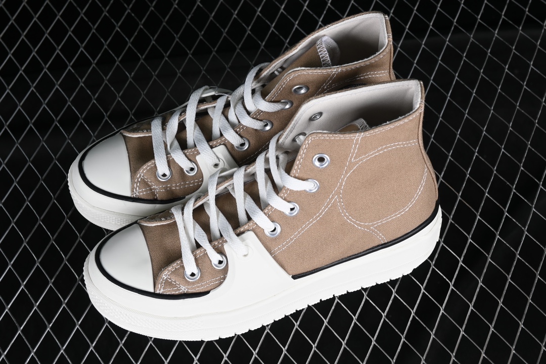 💰160纯原
Converse All Star Construct 硬壳 匡威官方 防滑耐磨休闲运动鞋 A03876C
#鞋身整体以经典的灰色1970s为原型,Construct系列采用了复古篮球鞋的EVA中底,厚度增高了2cm左右。前掌部分的“盔甲”包边从中底上翻至第三个鞋带孔,极具解构风格。内里部分也进行了加厚处理,触感像是一层海绵,提供更加舒适的脚感的同时,也更适合春季穿着。鞋垫采用了OrthoLite 鞋垫,带来更舒适的脚感体验,外底则是菱形纹+人字形纹路,更加防滑耐磨。
尺码:35 36 36.5 37 37.5 38 39 39.5 40 41 41.5 42 42.5 43 44 M.C3