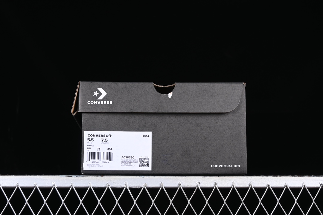 💰160纯原
Converse All Star Construct 硬壳 匡威官方 防滑耐磨休闲运动鞋 A03876C
#鞋身整体以经典的灰色1970s为原型,Construct系列采用了复古篮球鞋的EVA中底,厚度增高了2cm左右。前掌部分的“盔甲”包边从中底上翻至第三个鞋带孔,极具解构风格。内里部分也进行了加厚处理,触感像是一层海绵,提供更加舒适的脚感的同时,也更适合春季穿着。鞋垫采用了OrthoLite 鞋垫,带来更舒适的脚感体验,外底则是菱形纹+人字形纹路,更加防滑耐磨。
尺码:35 36 36.5 37 37.5 38 39 39.5 40 41 41.5 42 42.5 43 44 M.C3