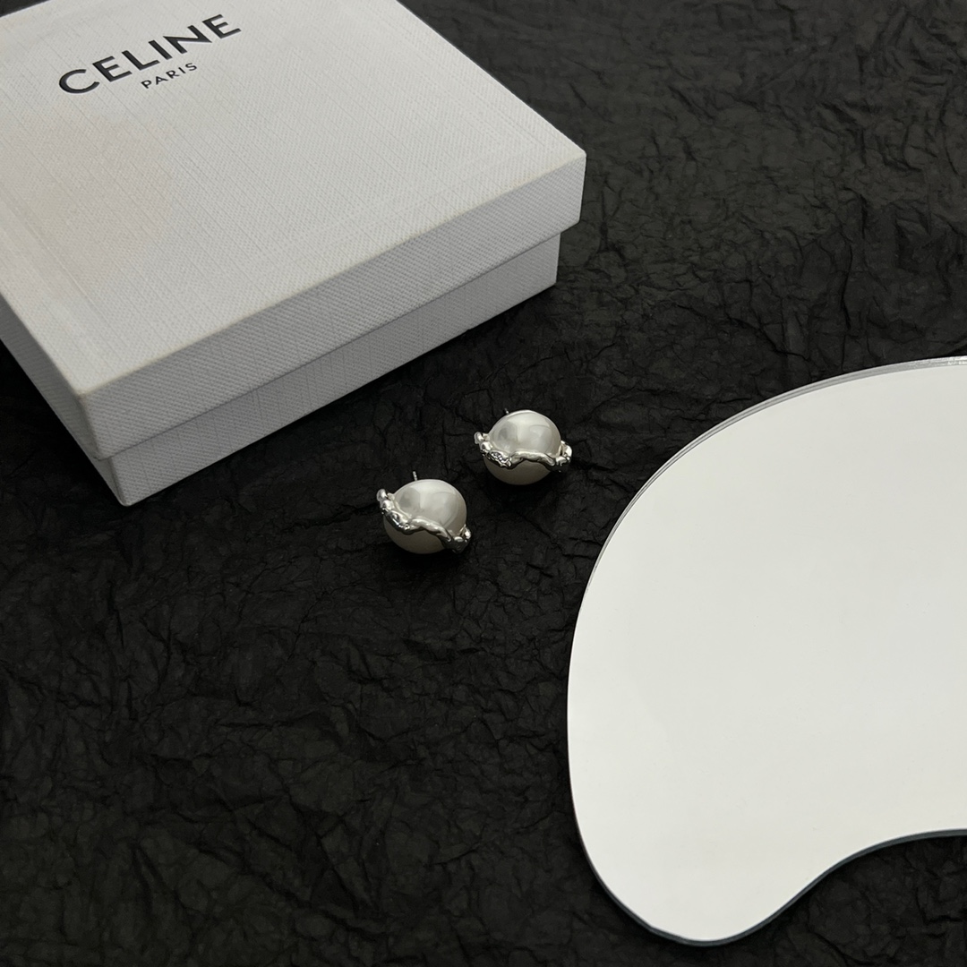 】Celine 赛琳 耳钉 一直是简约时尚界的标杆大胆的设计 百看不厌▪️搭配起来更Fashion ✨✨