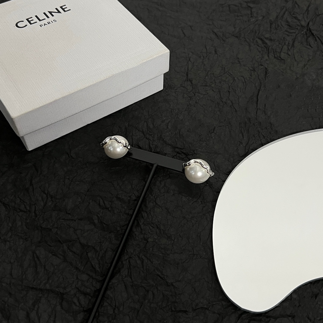 】Celine 赛琳 耳钉 一直是简约时尚界的标杆大胆的设计 百看不厌▪️搭配起来更Fashion ✨✨