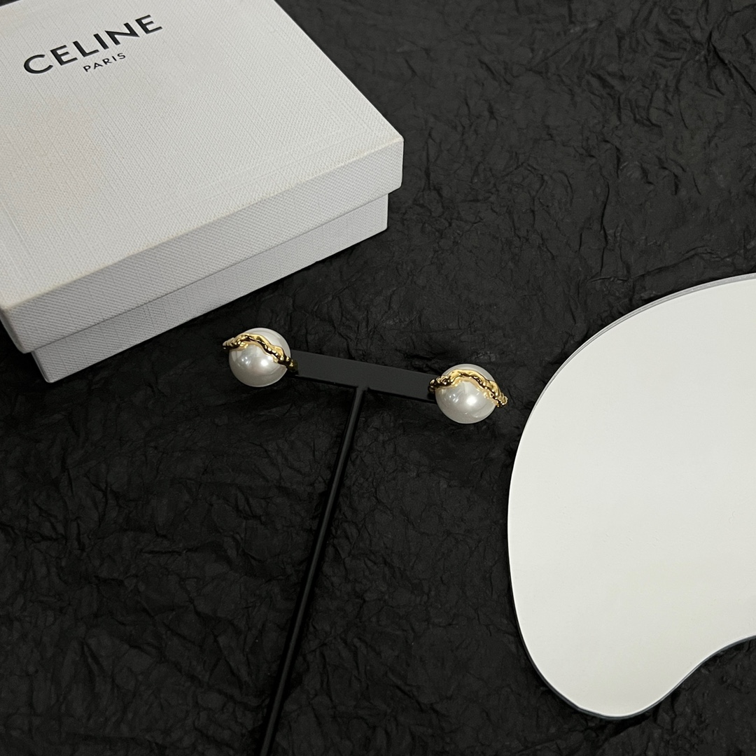 】Celine 赛琳 耳钉 一直是简约时尚界的标杆大胆的设计 百看不厌▪️搭配起来更Fashion ✨✨