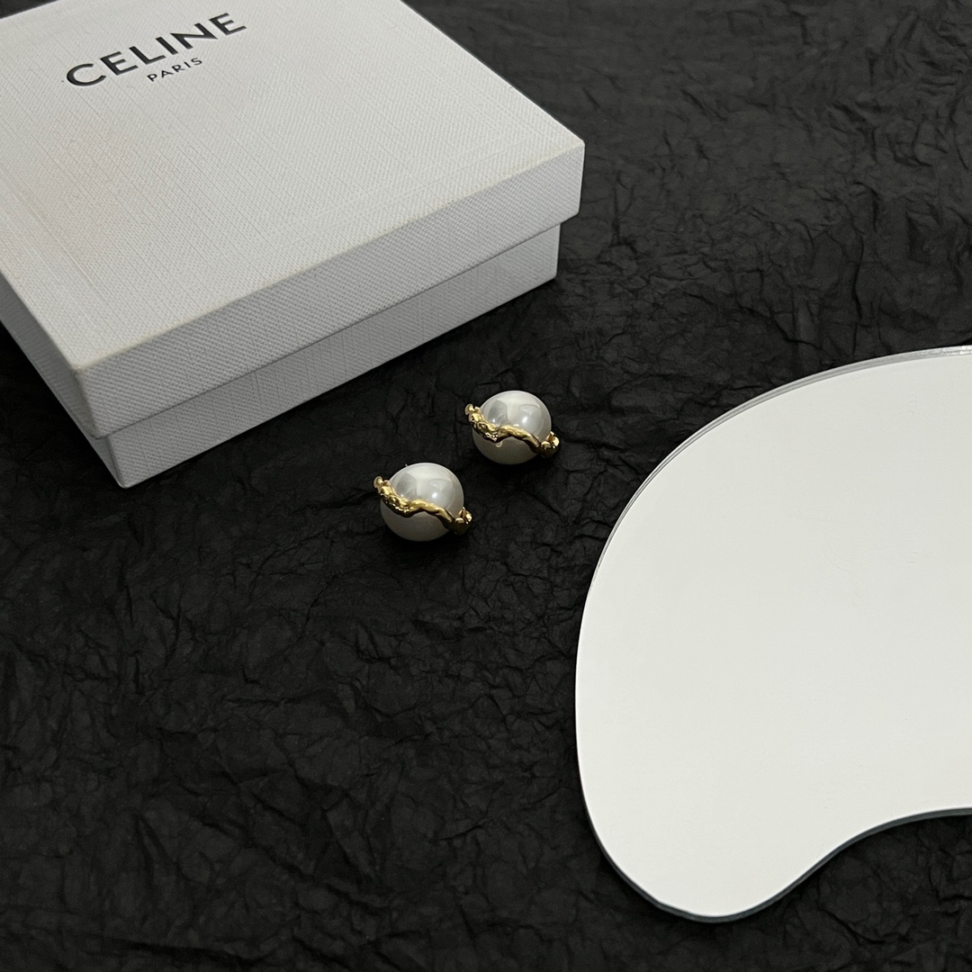】Celine 赛琳 耳钉 一直是简约时尚界的标杆大胆的设计 百看不厌▪️搭配起来更Fashion ✨✨
