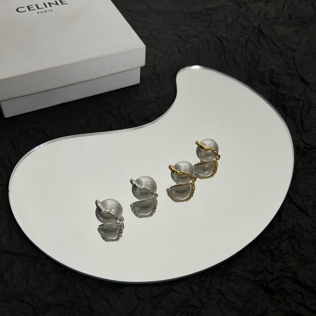 】Celine 赛琳 耳钉 一直是简约时尚界的标杆大胆的设计 百看不厌▪️搭配起来更Fashion ✨✨