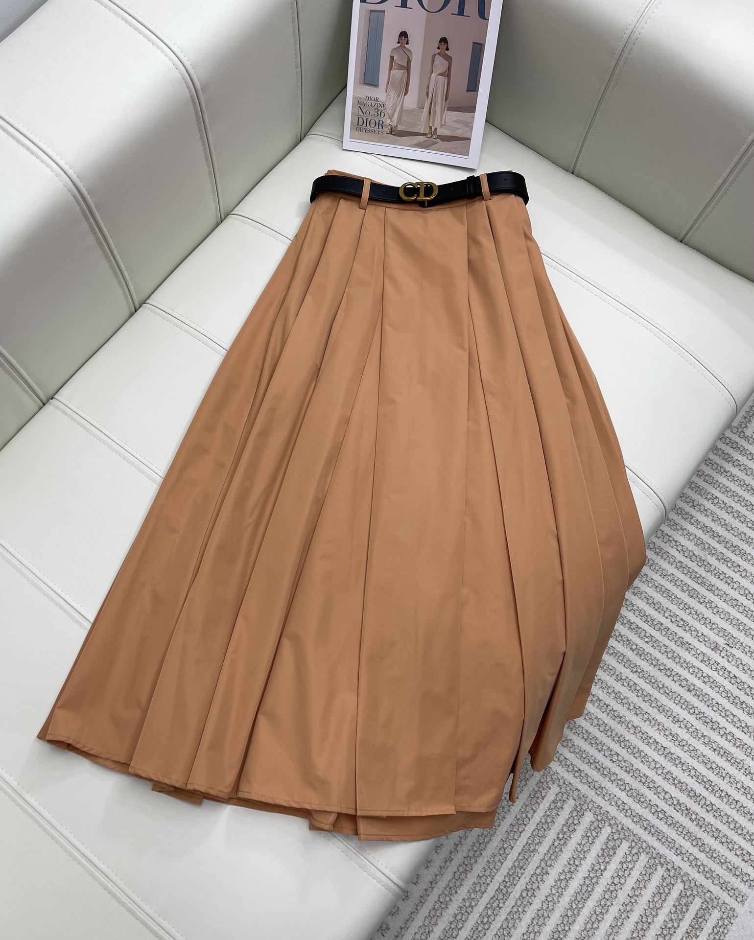 NO:696808,Dio*'s new product is on the shelves. Belt wide hem skirt. Customized and exclusive environmentally friendly recycled fabrics, crisp and stylish. Pleated texture. Large skirt design with plenty of material. Shows a drapey glossy texture. Umbrella skirt design and tailoring. CD belt decoration and blessing. The upper body is cool and fashionable. It presents a fashionable and advanced style. Make the ready-to-wear versatile and fashionable. Every year, it will release a classic style. D's best recommended item for early autumn. You can't put it down. Suitable for all body types.  High version 2 colors,,dior,dior,skirts,19860909Dio*新品上架腰带大摆半裙 定制专属环保再生面料挺括有型 压褶质感肌理 用料超足的大裙摆设计 呈现垂感光泽质感 伞裙设计剪裁 CD腰带装饰加持 上身潮酷时尚 呈现时髦高级的造型风格 让成衣百搭时髦 每年必出经典款 D家早秋最佳推荐单品 穿上身爱不释手 适合所有体型 高版本2色,,dior,dior,skirts,,Women's clothing