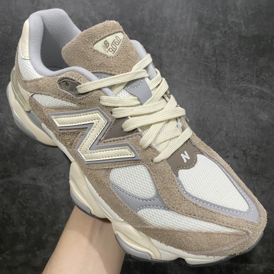 图片[3]-【纯原版】新百伦 New Balance NB9060 白粉翻毛U9060HSBn 全套原楦原纸板原厂数据开发 进口三明治网面 原装进口翻毛皮料正确绒感卡色 正确中底拉帮中底网布细节 原厂标裁 带紫光防伪 定制后跟透明水晶模块 冲裁组合 大底贴合程度胶水上色把控完美 整洁度挑战全网艺术家 多道序QC把关品质完善 匠心打造 耗时两个月开发完成 工艺极其复杂难度可想而知 新开独立私模大底 全网唯一正确六层组合大底 高端零售专供产物& Size：36 37 37.5 38 38.5 39 40 40.5 41 42 42.5 43 44 45.5 46.5-莆田鞋批发中心