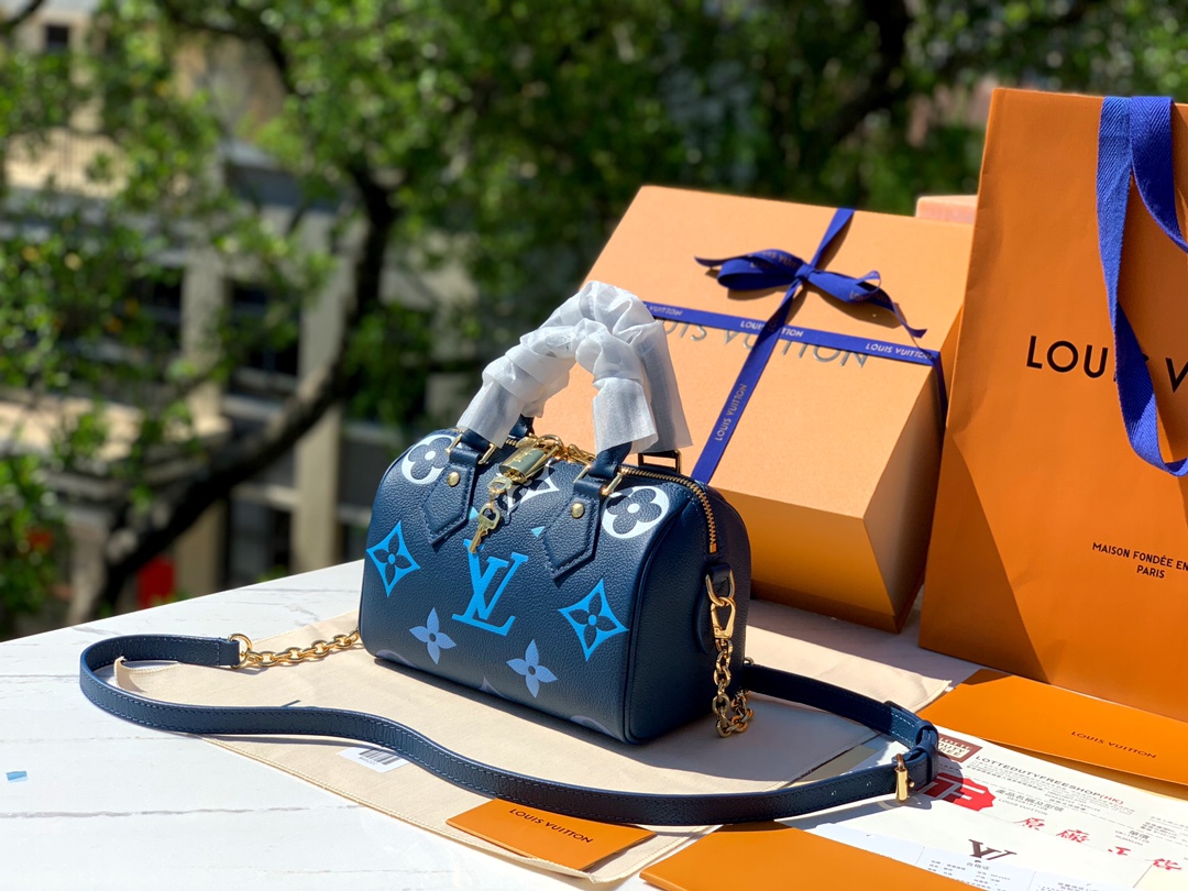 🌼 m46517尺寸 20.5×13.5×13cm渠道出货！愿称之为最美的LV s🌼Peedy20渐变蓝