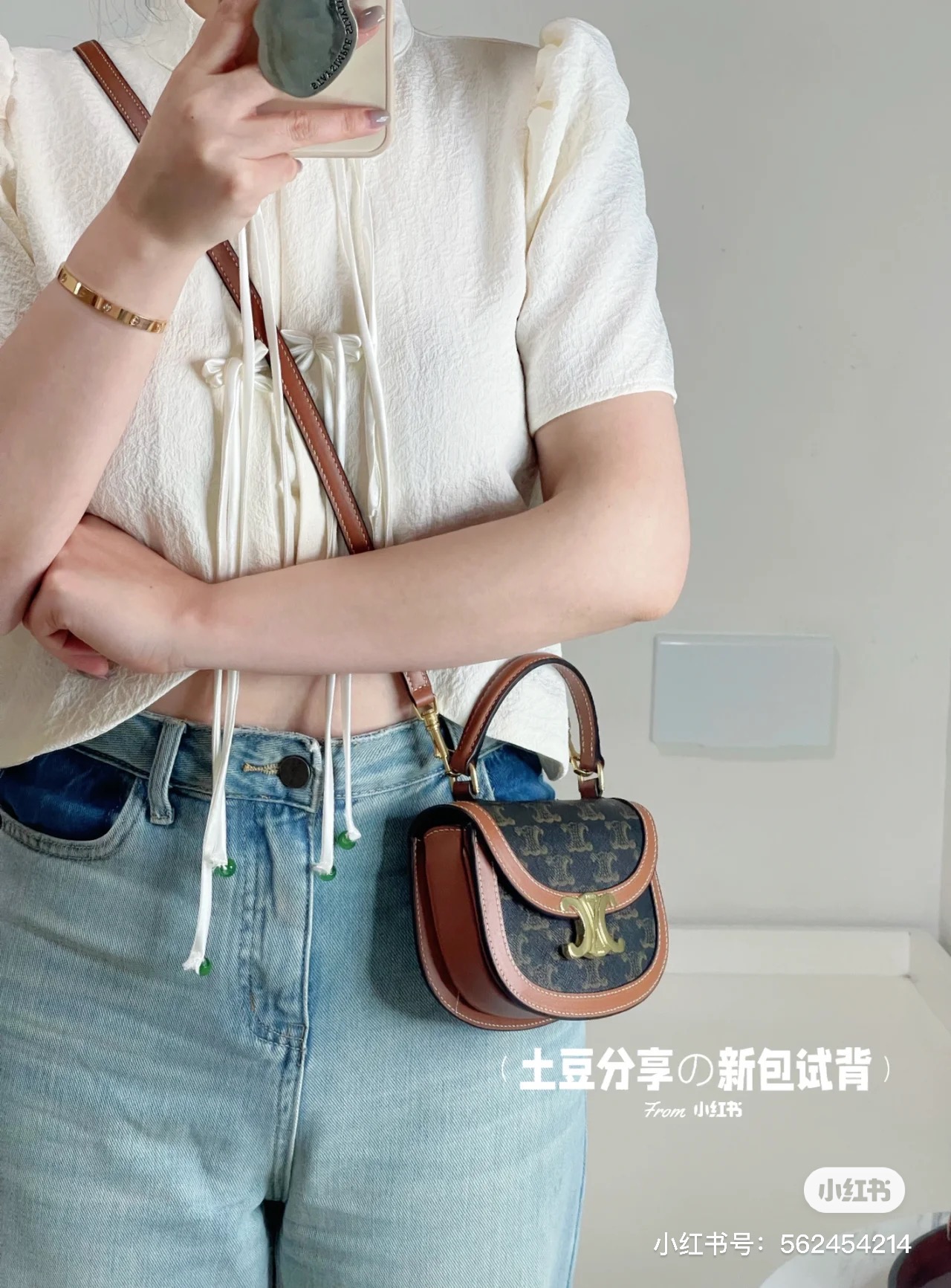 NO:213909,#Favorite bag celine Arc de Triomphe saddle bag, new style can be carried by hand, crossbody, small and exquisite design, retro and fashionable, it can be matched well no matter how you match it, the kind you can look at!  The curved bottom and flip are more youthful, and the handle design is playful, cute and elegant. This bag is used to pretend to be cute. The old-fashioned retro and cute~ Madam is beautiful, Celine, celine, celine19860909#最爱的包包 celine瑟琳凯旋门小马鞍包,新款可以手 提,斜挎,小巧精致的设计,复古又时髦,怎么搭都好 看的那种！设计圆弧形底部和翻盖更显年轻化,手柄设 计可俏皮可爱可优雅十足,这只包就是用来装可爱的, 老花复古时髦可爱～太太太好看啦,赛琳celine,celine,celine,Bag