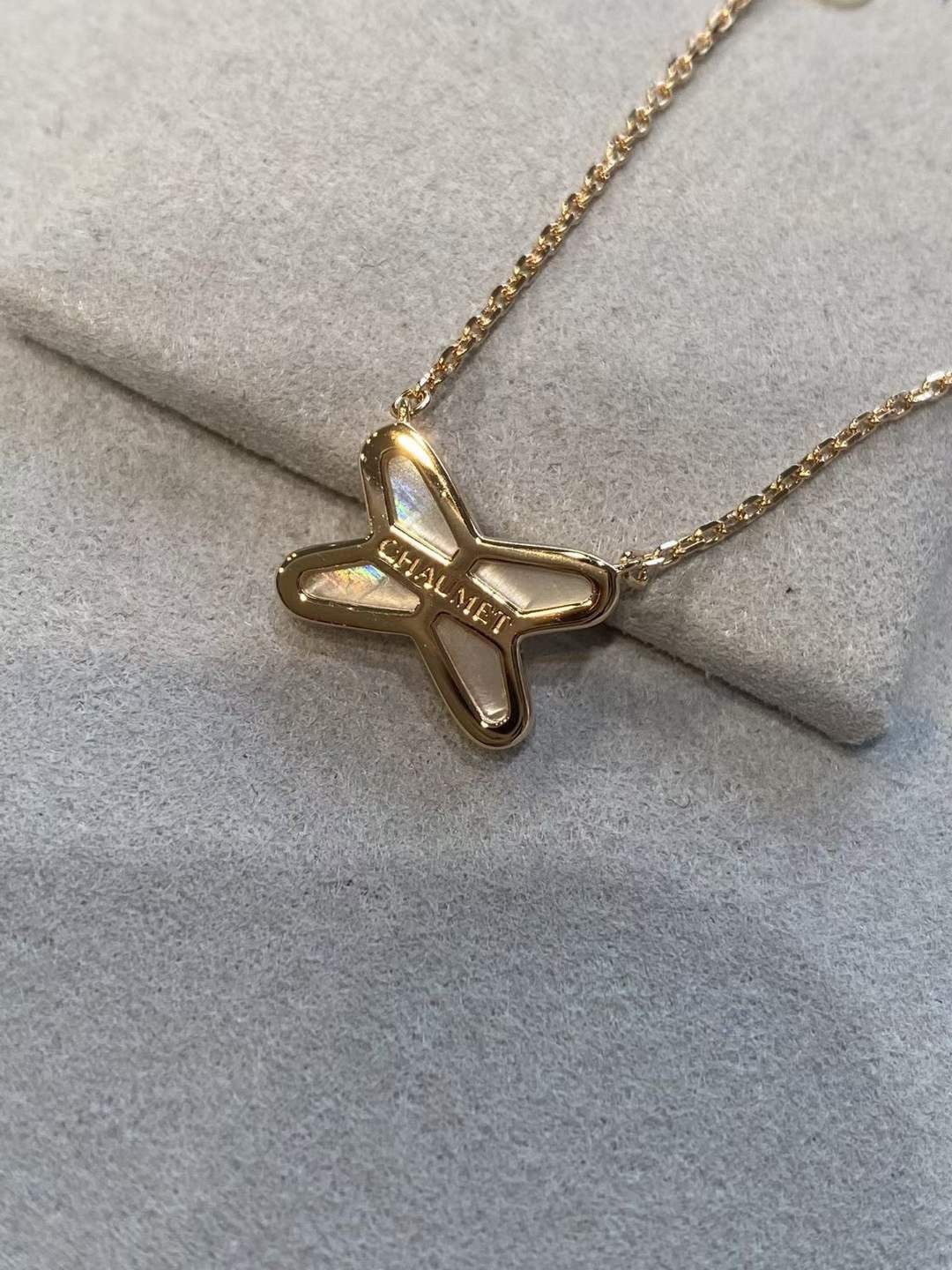 p105
chaumet尚美 欢缘系列 liens经典交叉项链

jeux de liens 欢·缘坠吊的简的洁线条非常俏皮，打金造属与「x」造型极的简设计。 这绝款对的推荐，气清质新，造型性知灵动，优别雅致的气配质搭起来具更魅力👍🏻 主配用件的是然天白贝壳，蓝松石，配件是一整再块打磨交成叉的形状，侧看面整个配都件是有弧度的，非的常考究！
 精纯工银打造、厚金电镀