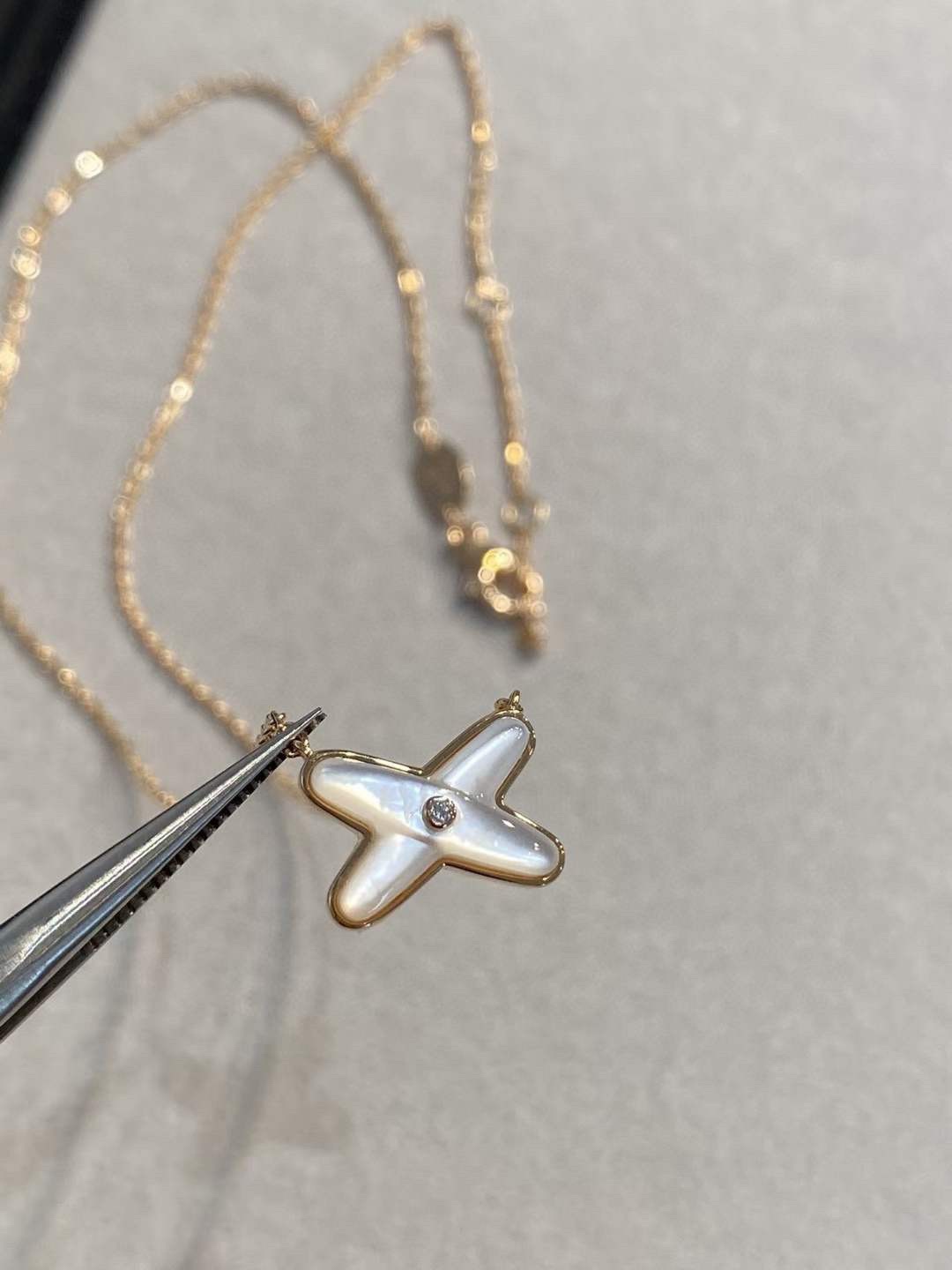 p105
chaumet尚美 欢缘系列 liens经典交叉项链

jeux de liens 欢·缘坠吊的简的洁线条非常俏皮，打金造属与「x」造型极的简设计。 这绝款对的推荐，气清质新，造型性知灵动，优别雅致的气配质搭起来具更魅力👍🏻 主配用件的是然天白贝壳，蓝松石，配件是一整再块打磨交成叉的形状，侧看面整个配都件是有弧度的，非的常考究！
 精纯工银打造、厚金电镀