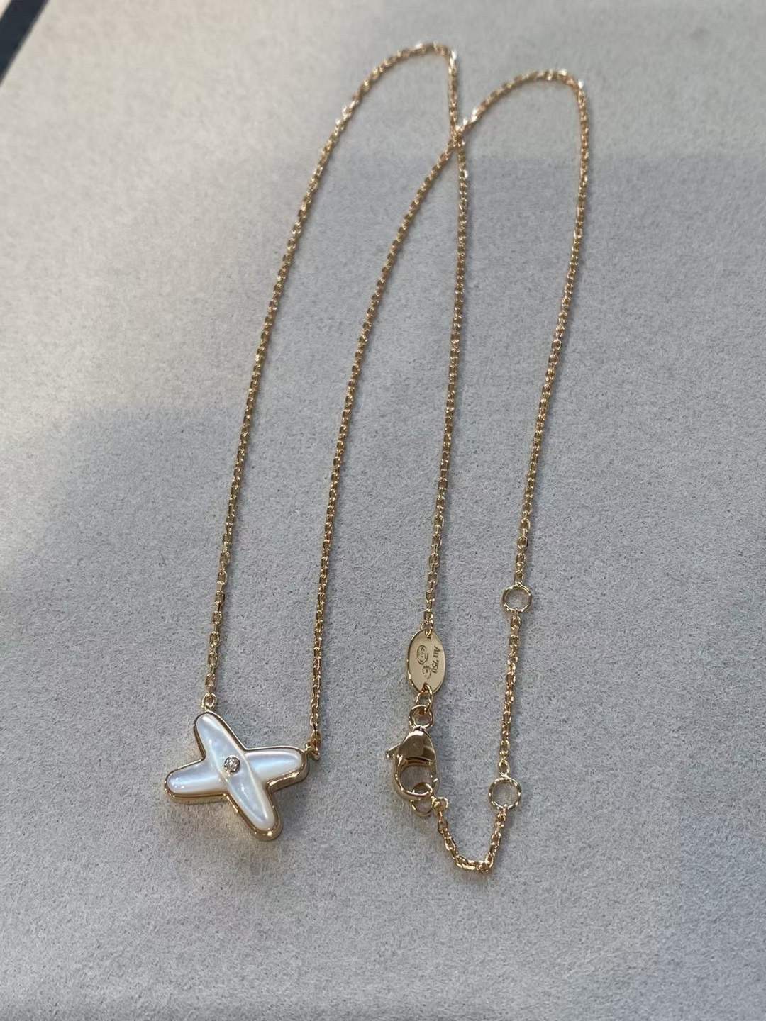 p105
chaumet尚美 欢缘系列 liens经典交叉项链

jeux de liens 欢·缘坠吊的简的洁线条非常俏皮，打金造属与「x」造型极的简设计。 这绝款对的推荐，气清质新，造型性知灵动，优别雅致的气配质搭起来具更魅力👍🏻 主配用件的是然天白贝壳，蓝松石，配件是一整再块打磨交成叉的形状，侧看面整个配都件是有弧度的，非的常考究！
 精纯工银打造、厚金电镀