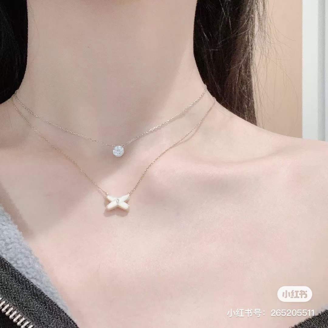 p105
chaumet尚美 欢缘系列 liens经典交叉项链

jeux de liens 欢·缘坠吊的简的洁线条非常俏皮，打金造属与「x」造型极的简设计。 这绝款对的推荐，气清质新，造型性知灵动，优别雅致的气配质搭起来具更魅力👍🏻 主配用件的是然天白贝壳，蓝松石，配件是一整再块打磨交成叉的形状，侧看面整个配都件是有弧度的，非的常考究！
 精纯工银打造、厚金电镀