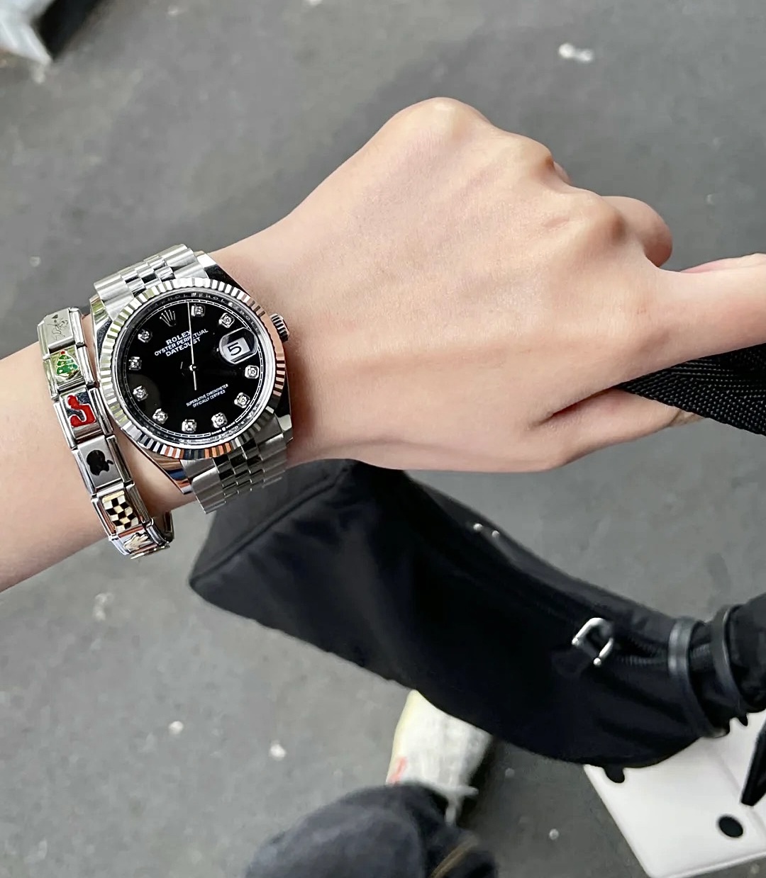 NO:391153,Rolex logs are used in hand, low-key and simple 'suit thugs' are used in hand, and daily outfits are the most stable Swiss movements that use them, and they compare themselves with the market., Rolex, business suit19860909劳力士日志上手图,低调朴实的＂西装暴徒＂上手效果,日常穿搭,是目前开板这么多劳力士,使用最稳的瑞士机芯,自行与市面上的对比.,,rolex,business suit,Watch