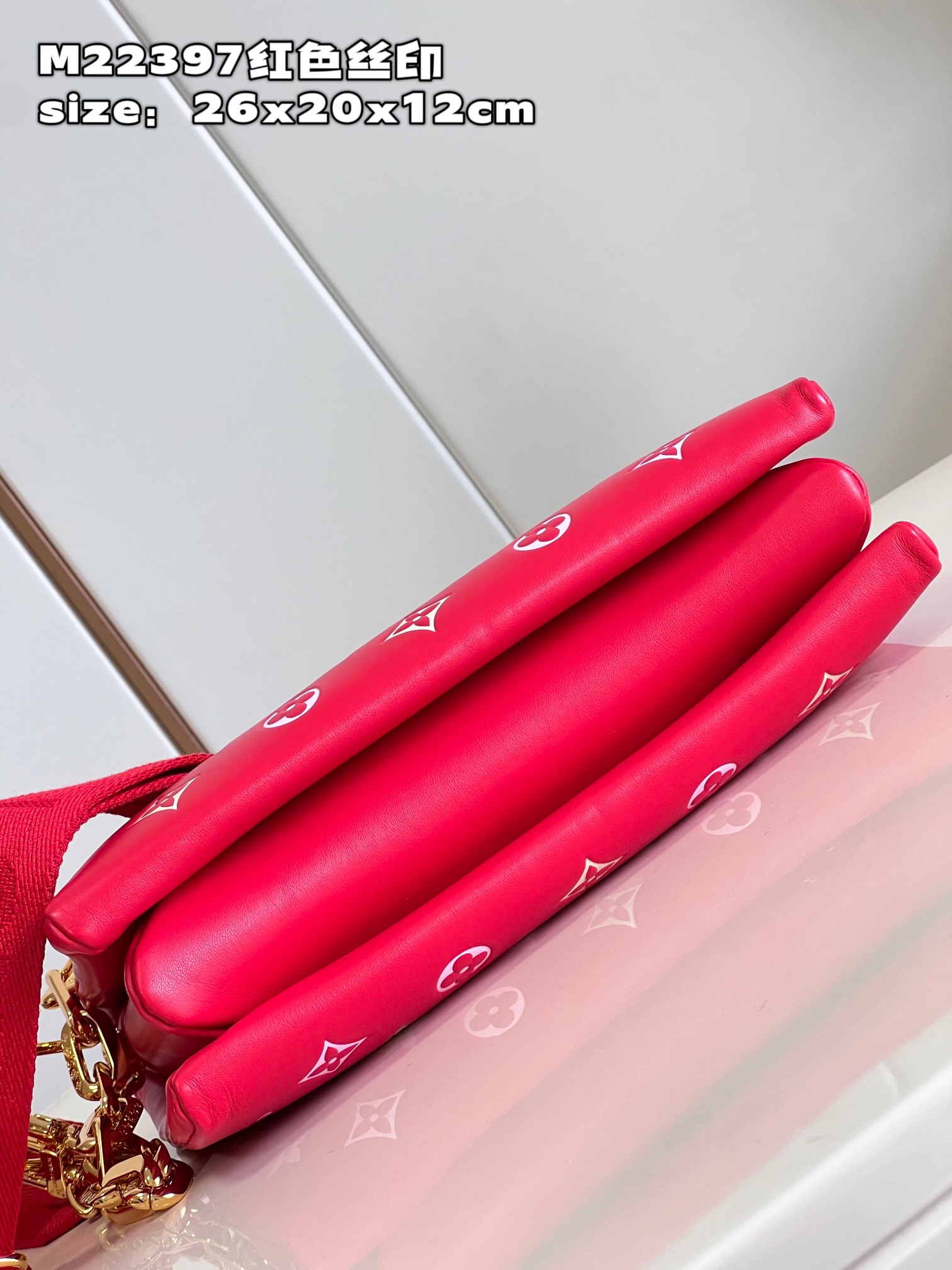 顶级原单M22397红色丝印本款Coussin小号手袋于2023春季系列洋溢明亮色彩松软羊皮革呈现Mon