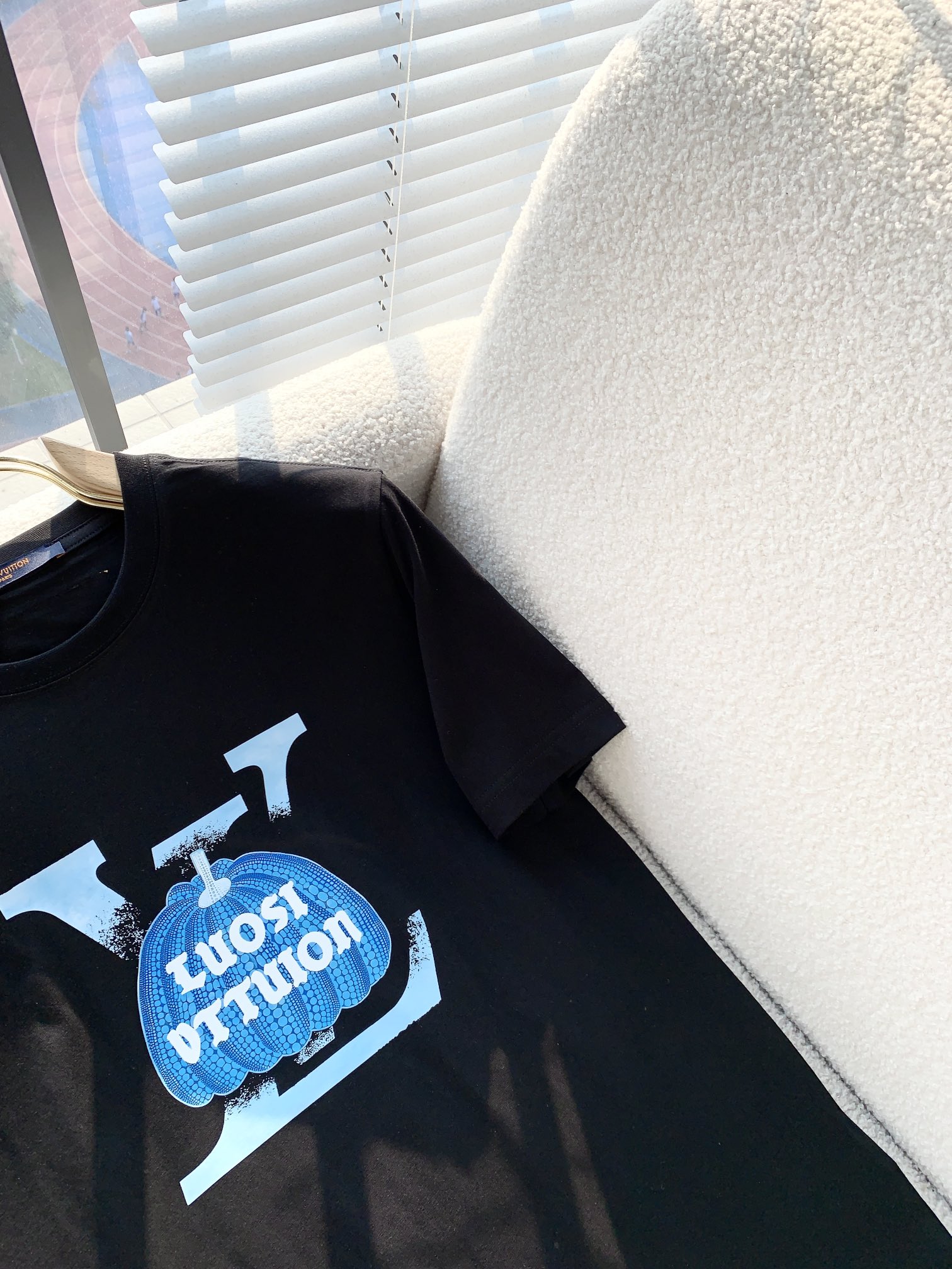 LV2024春夏男女同款情侣款最新的贸易订单短袖T恤全品相！！网红款！采用logo图案压胶设计！上身舒适