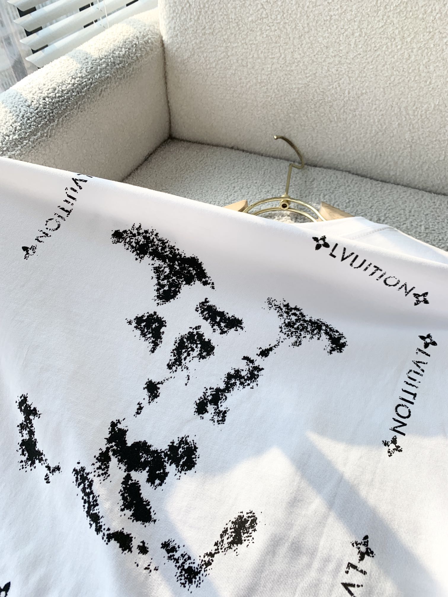  💰P90💥 LV 春夏男女同款👫情侣款最新的贸易订单短袖T恤，全品相！！网红款！采用logo图案压胶设计！上身舒适透气，不僵硬，整体有着丰富的立体感，品质出口订单，定制专属纯棉面料剪裁，满足通勤人们对于着装的简约需求，上身效果很好，显瘦，不挑剔身材.面料做工....无可挑剔，好工艺好面料才能穿出好品味一款，人手必备单品！尺码：M-3XL
