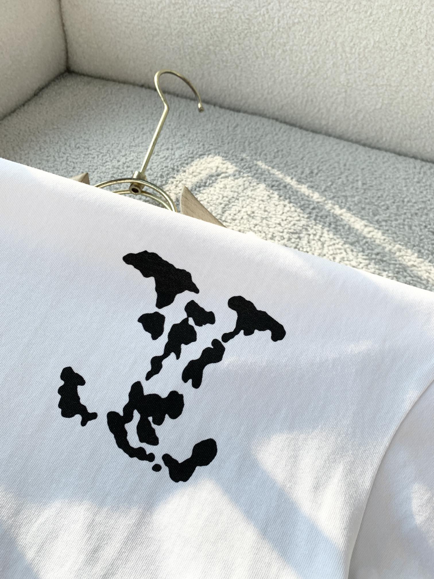  💰P90💥 LV 春夏男女同款👫情侣款最新的贸易订单短袖T恤，全品相！！网红款！采用logo图案压胶设计！上身舒适透气，不僵硬，整体有着丰富的立体感，品质出口订单，定制专属纯棉面料剪裁，满足通勤人们对于着装的简约需求，上身效果很好，显瘦，不挑剔身材.面料做工....无可挑剔，好工艺好面料才能穿出好品味一款，人手必备单品！尺码：M-3XL