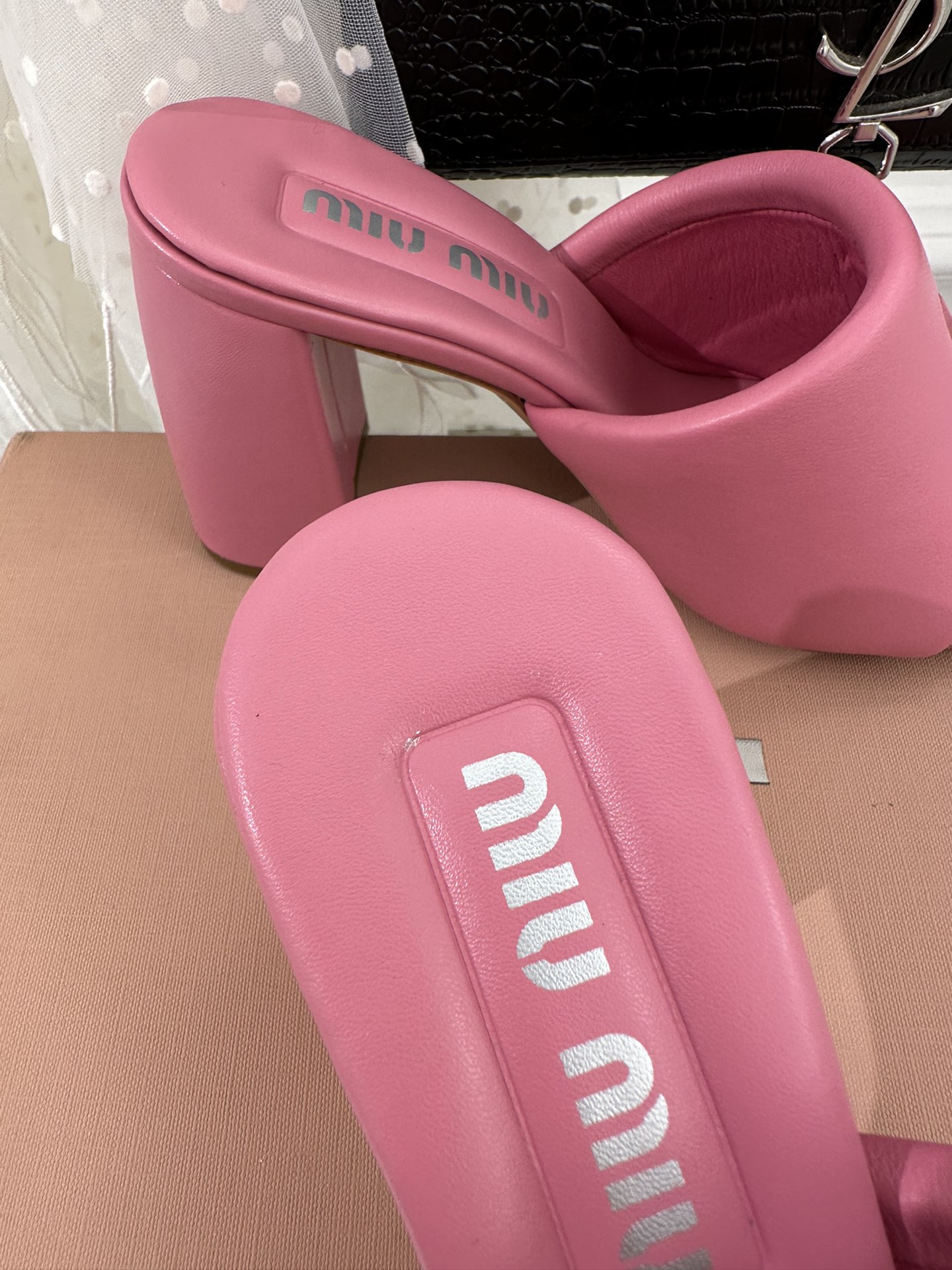 MiuMiu23s春夏款粗跟真皮字母