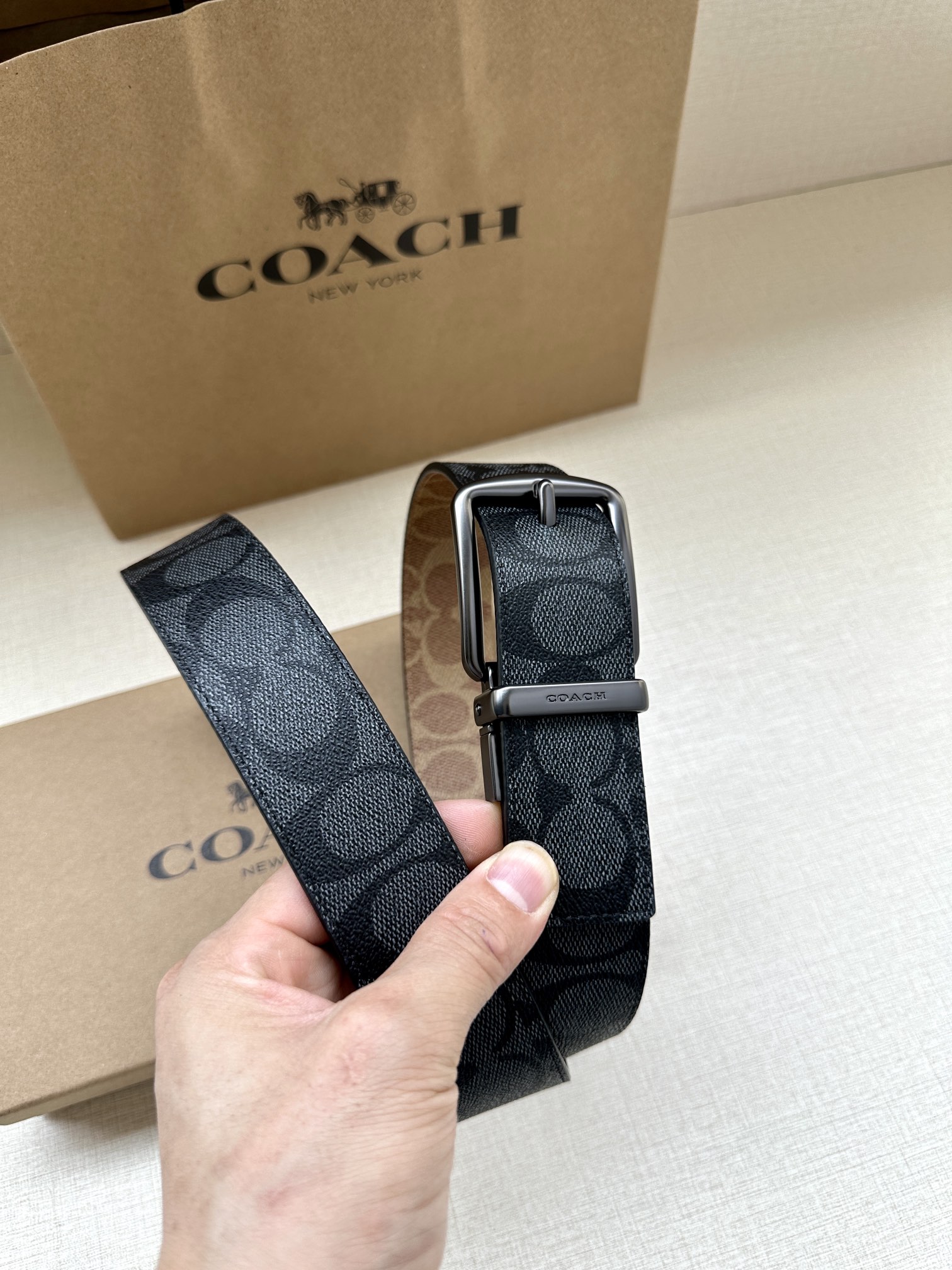 .7cm宽COACH这款双面腰带采用