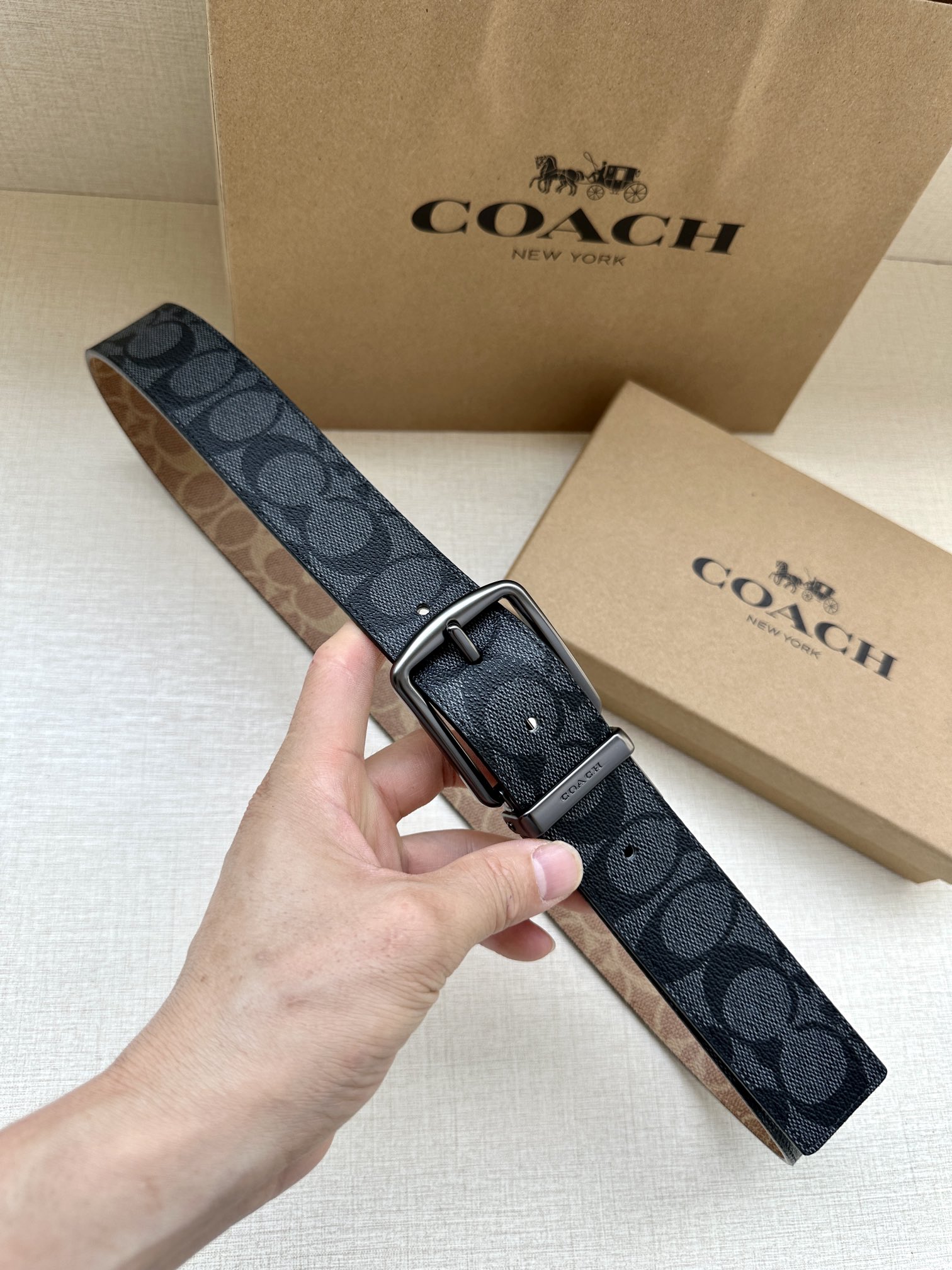 .7cm宽COACH这款双面腰带采用