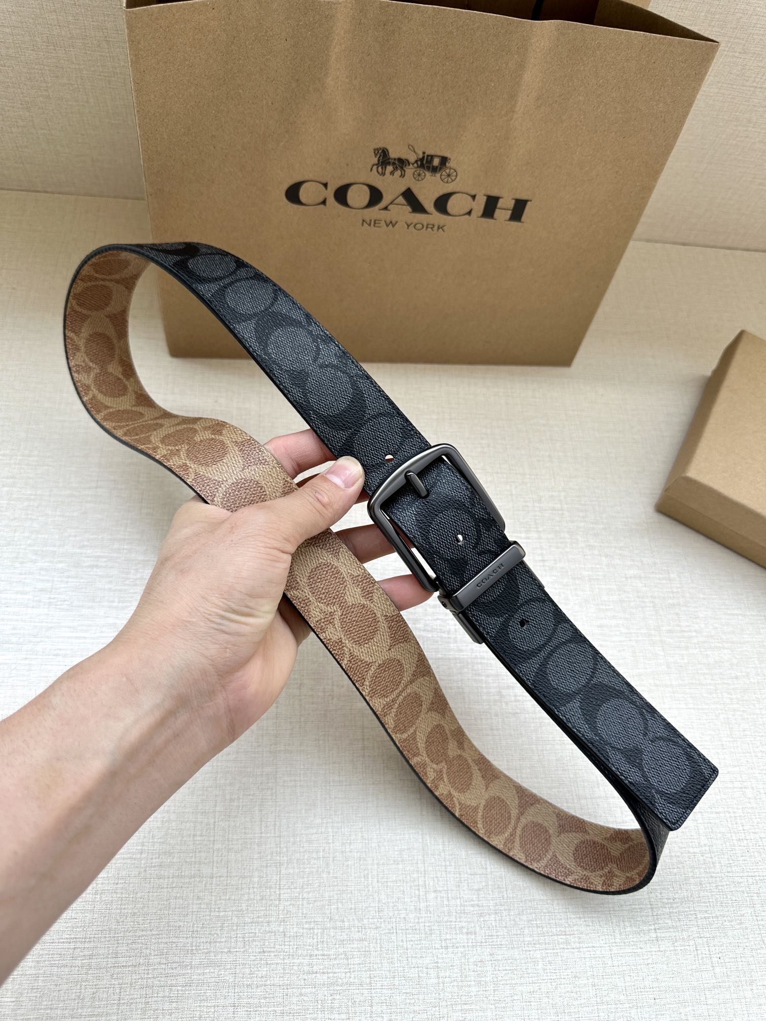 .7cm宽COACH这款双面腰带采用