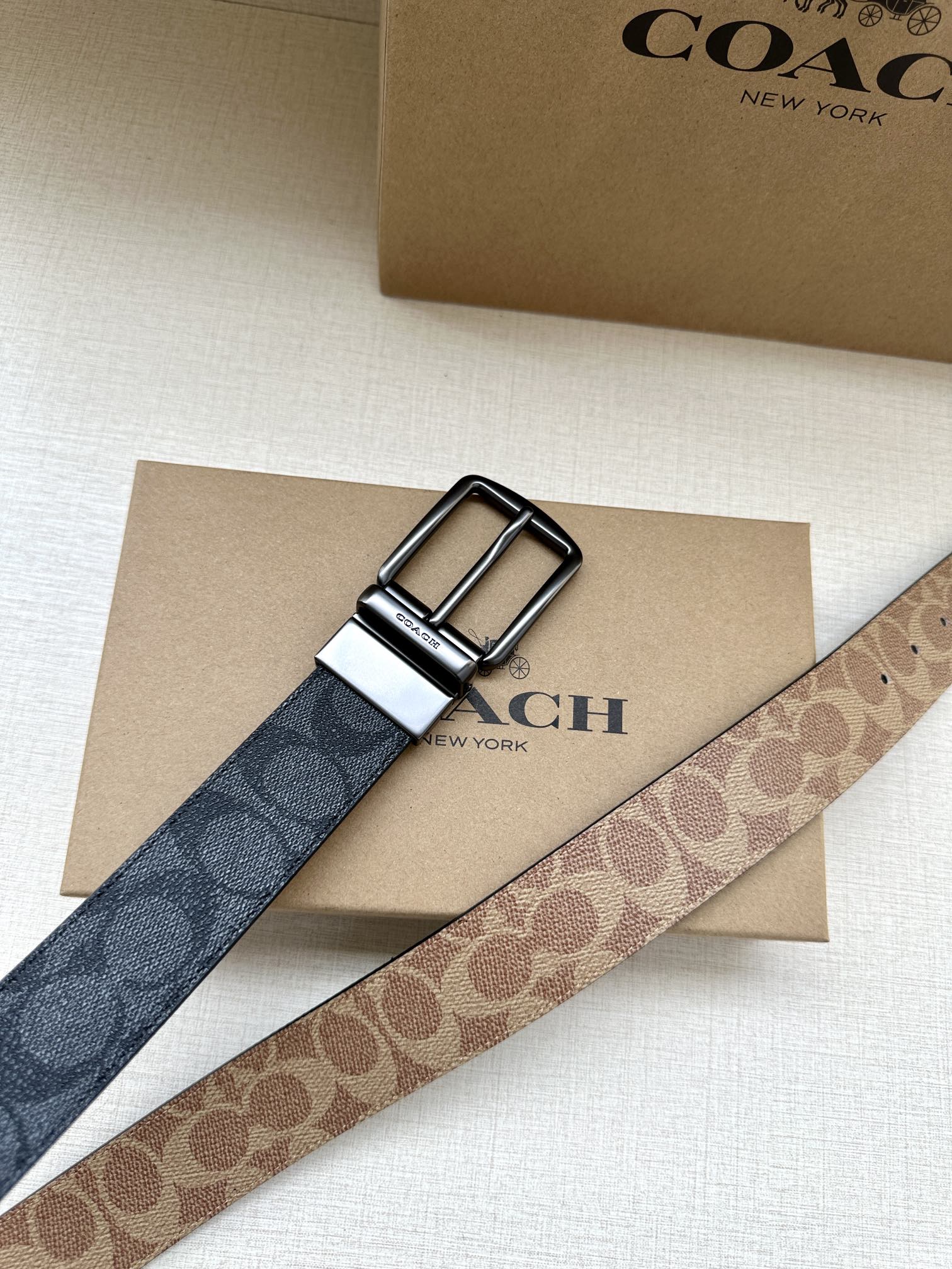 .7cm宽COACH这款双面腰带采用